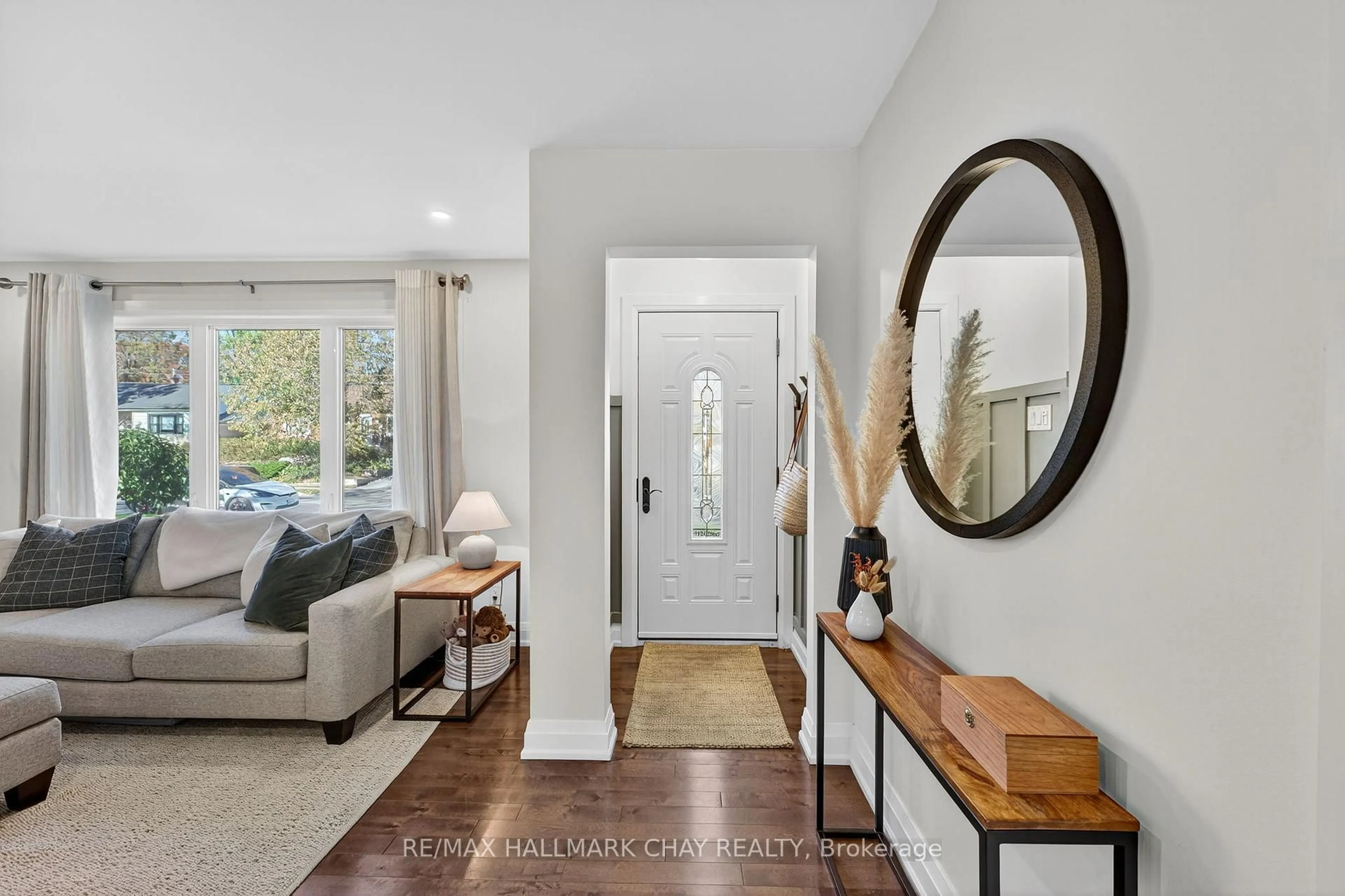Indoor entryway for 255 Codrington St, Barrie Ontario L4M 1S6