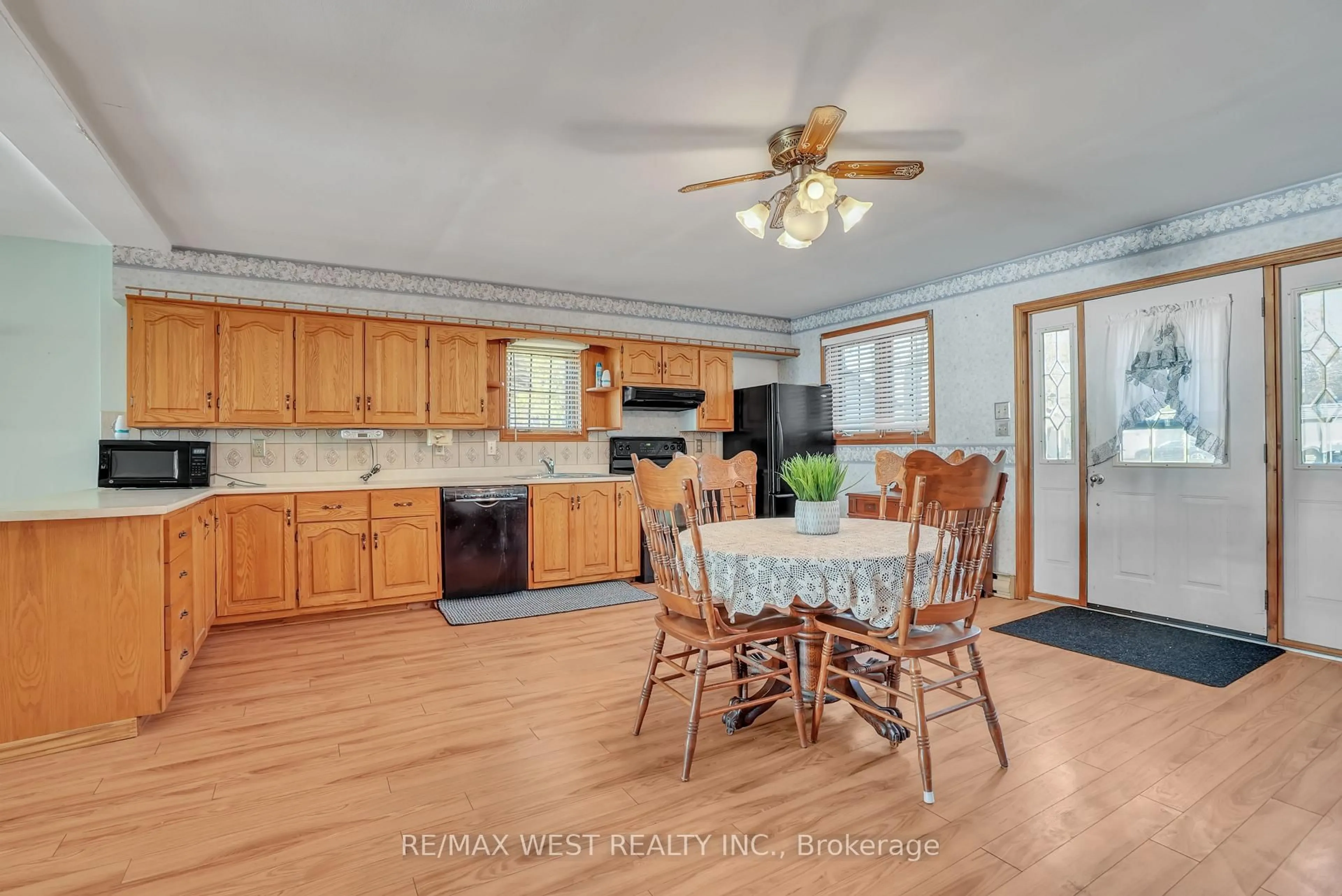 Open concept kitchen, unknown for 19 Olive Cres, Orillia Ontario L3V 1E9