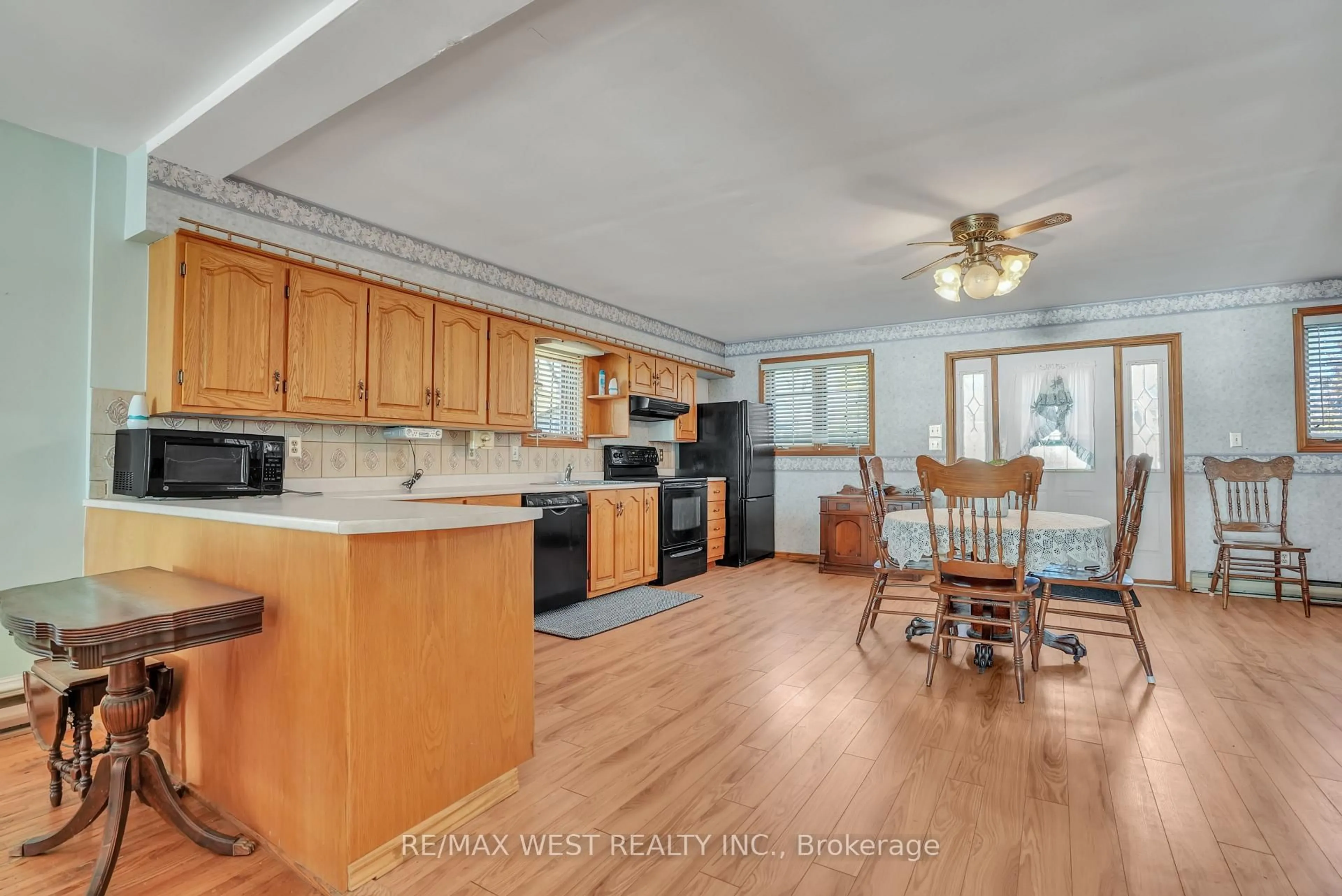 Open concept kitchen, unknown for 19 Olive Cres, Orillia Ontario L3V 1E9