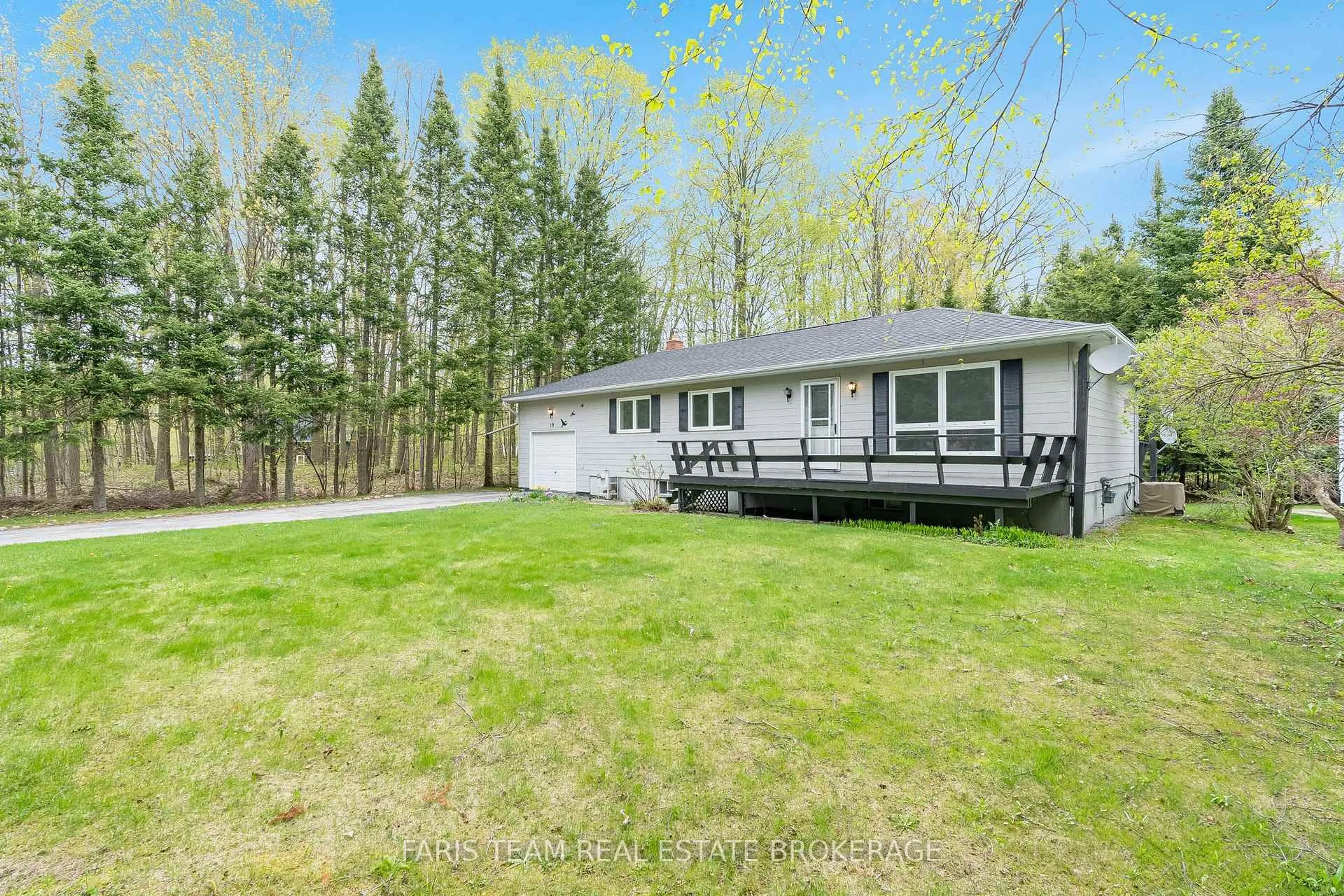 A pic from outside/outdoor area/front of a property/back of a property/a pic from drone, unknown for 19 Wakunda Cres, Tiny Ontario L9M 0B2