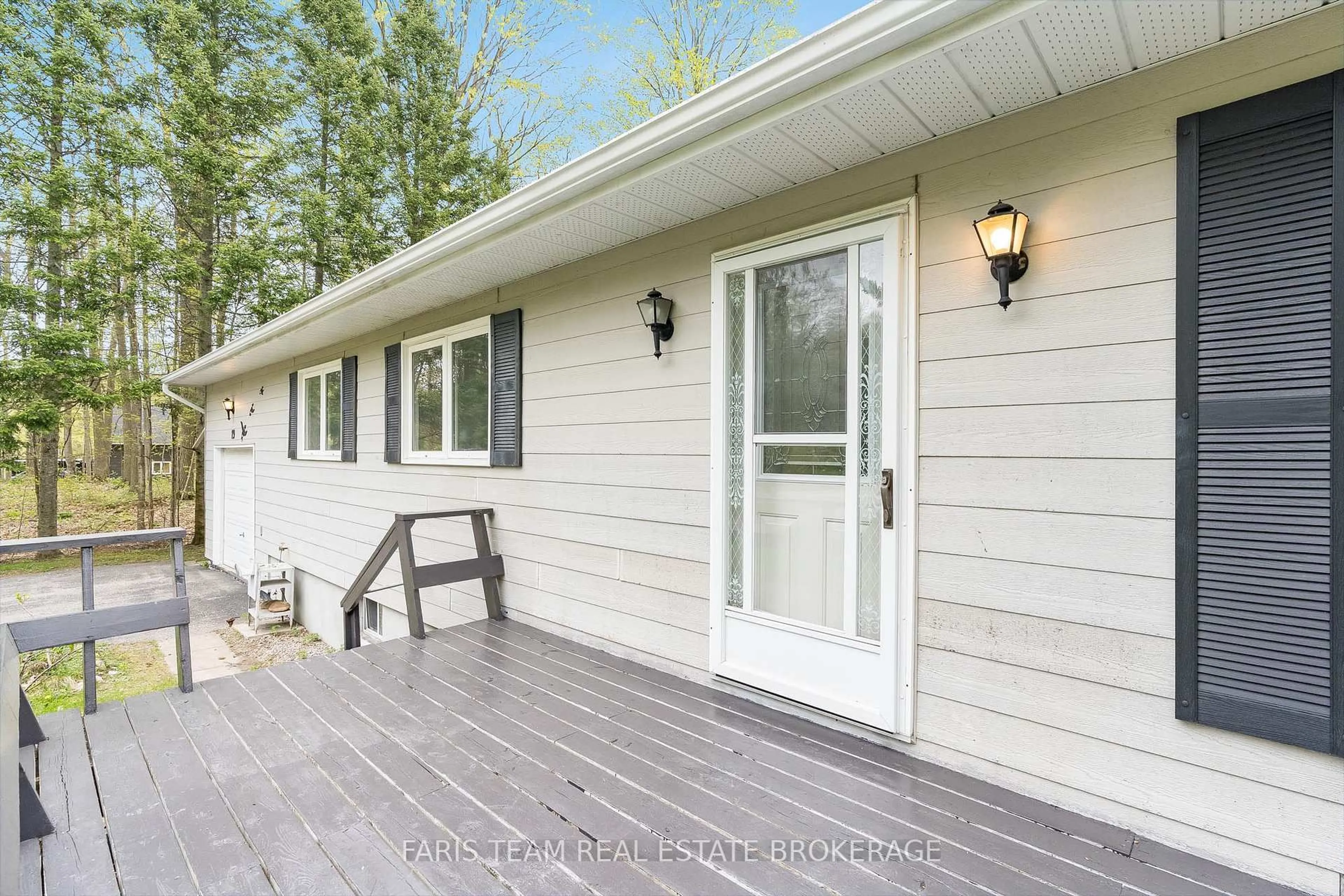 Home with vinyl exterior material, water/lake/river/ocean view for 19 Wakunda Cres, Tiny Ontario L9M 0B2