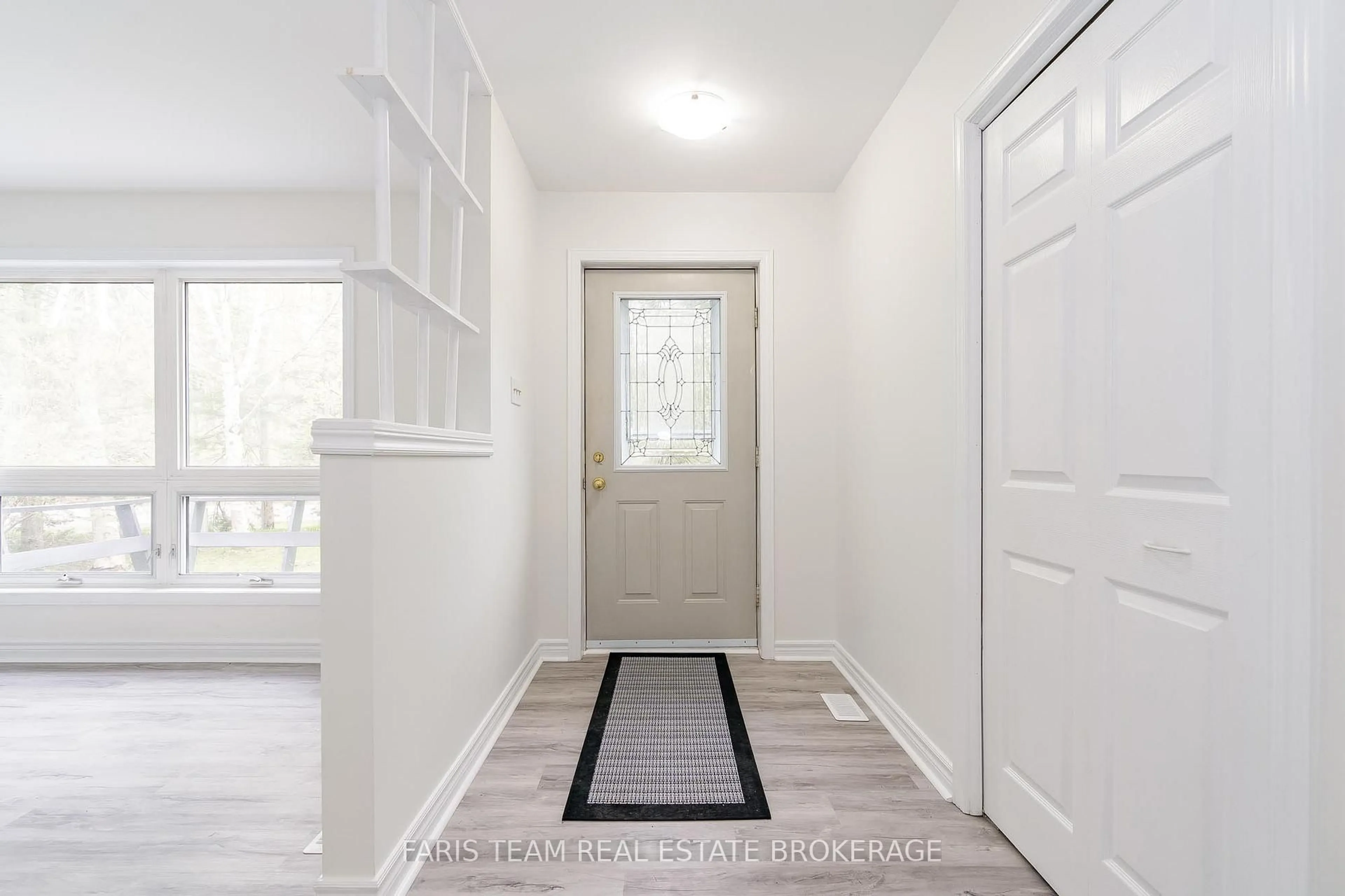 Indoor entryway for 19 Wakunda Cres, Tiny Ontario L9M 0B2