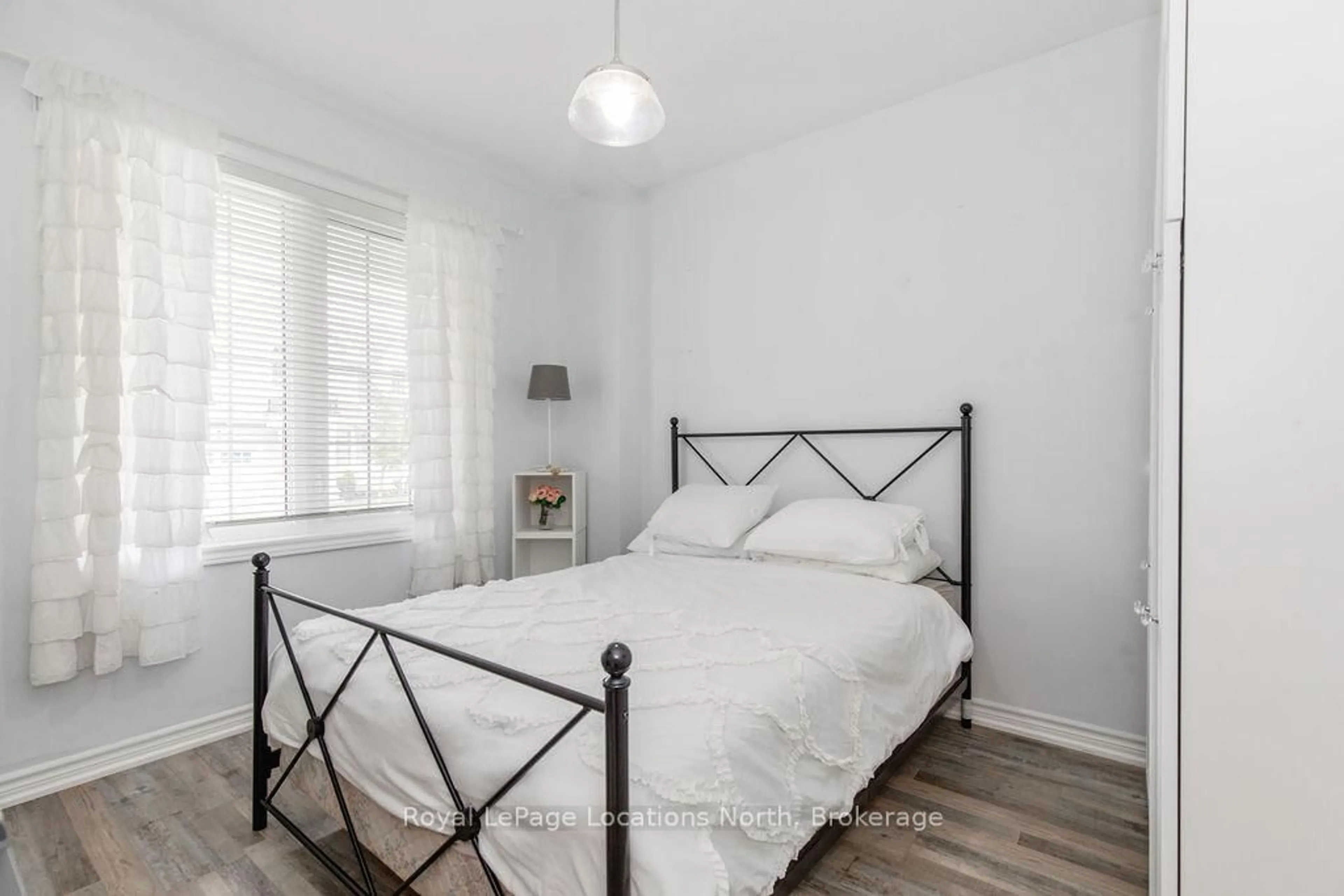 Bedroom with bed, wood/laminate floor for 29 BERKSHIRE Ave, Wasaga Beach Ontario L9Z 0G3