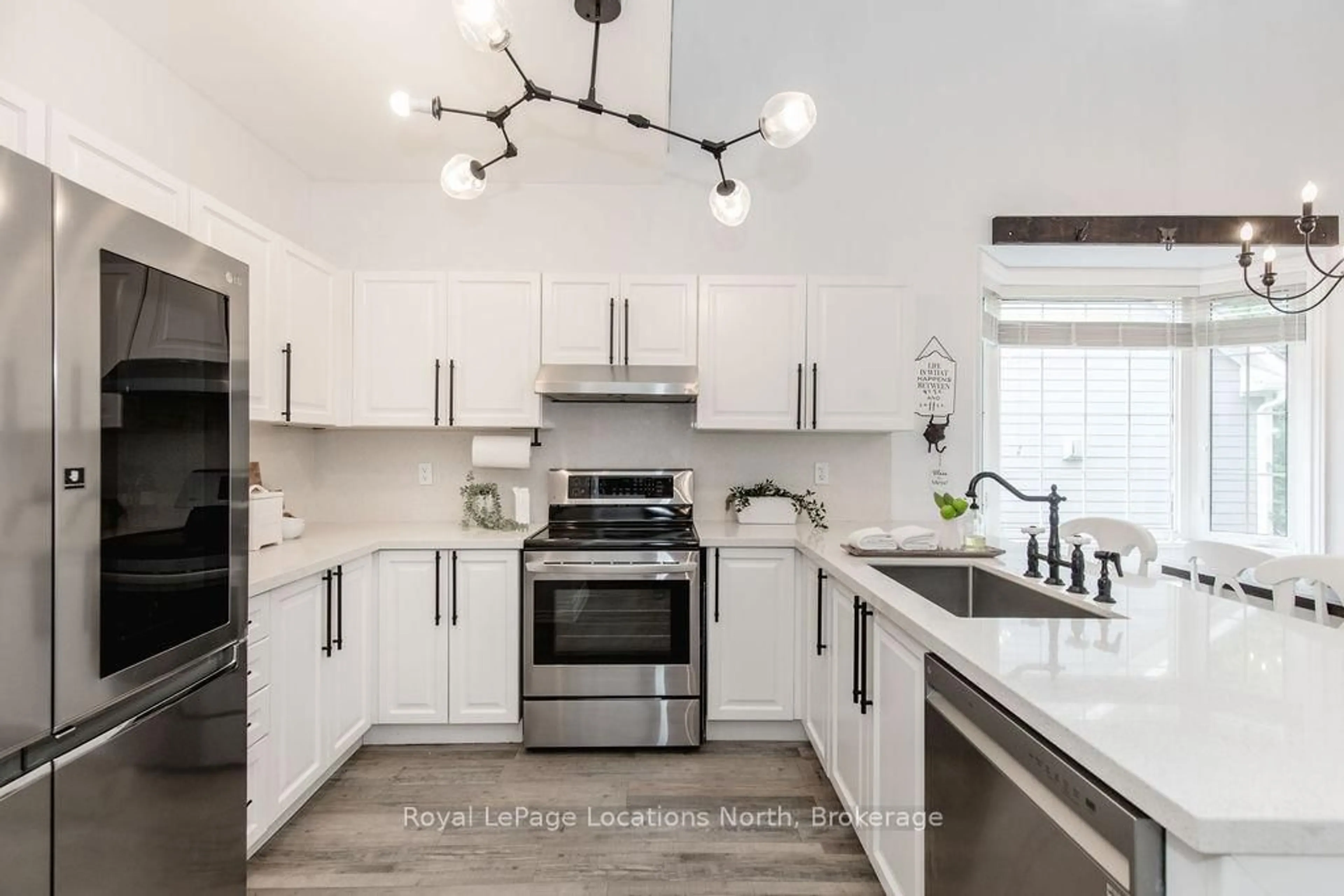 Open concept kitchen, ceramic/tile floor for 29 BERKSHIRE Ave, Wasaga Beach Ontario L9Z 0G3