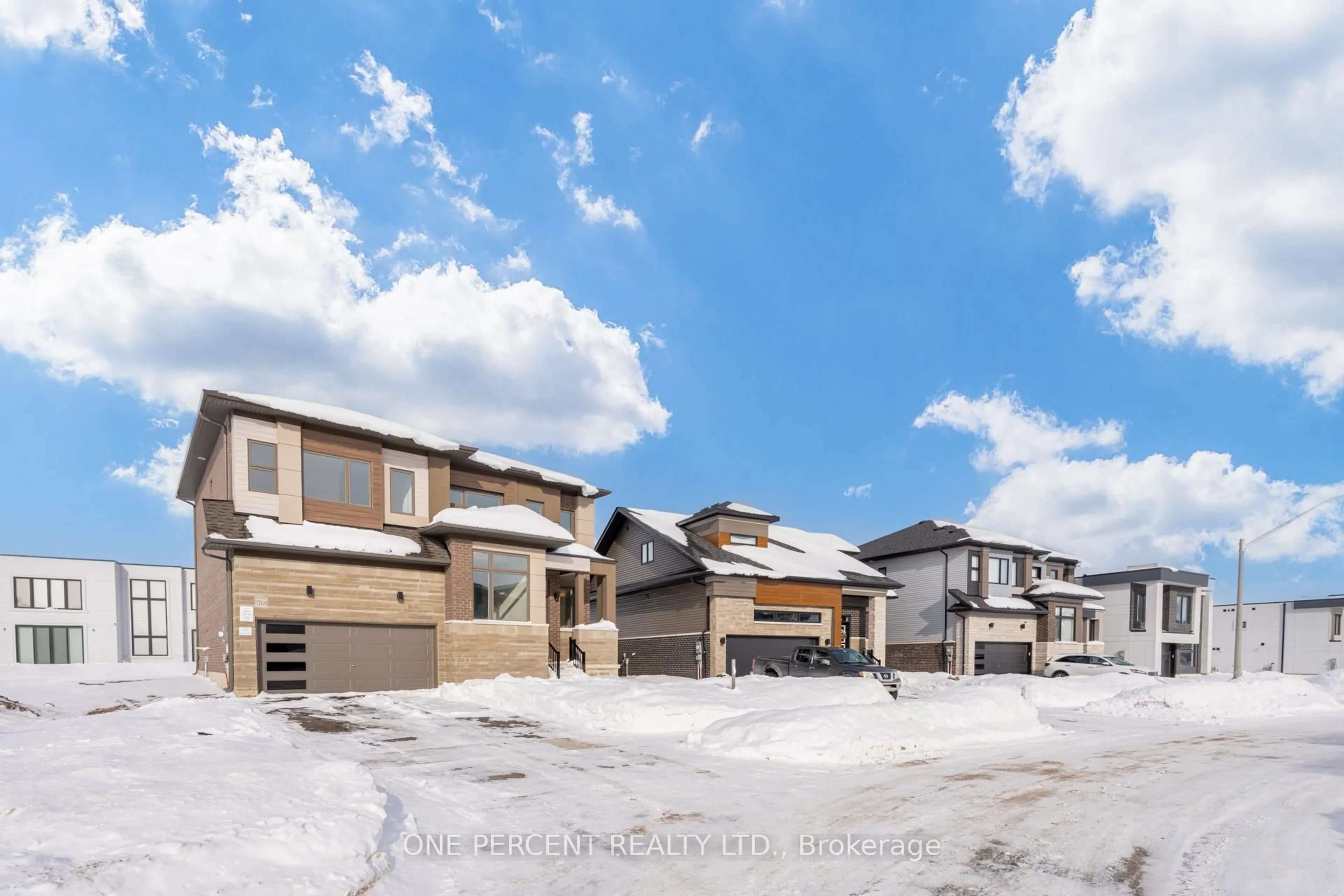 A pic from outside/outdoor area/front of a property/back of a property/a pic from drone, street for 3769 Sunbank Cres, Severn Ontario L3V 8N2