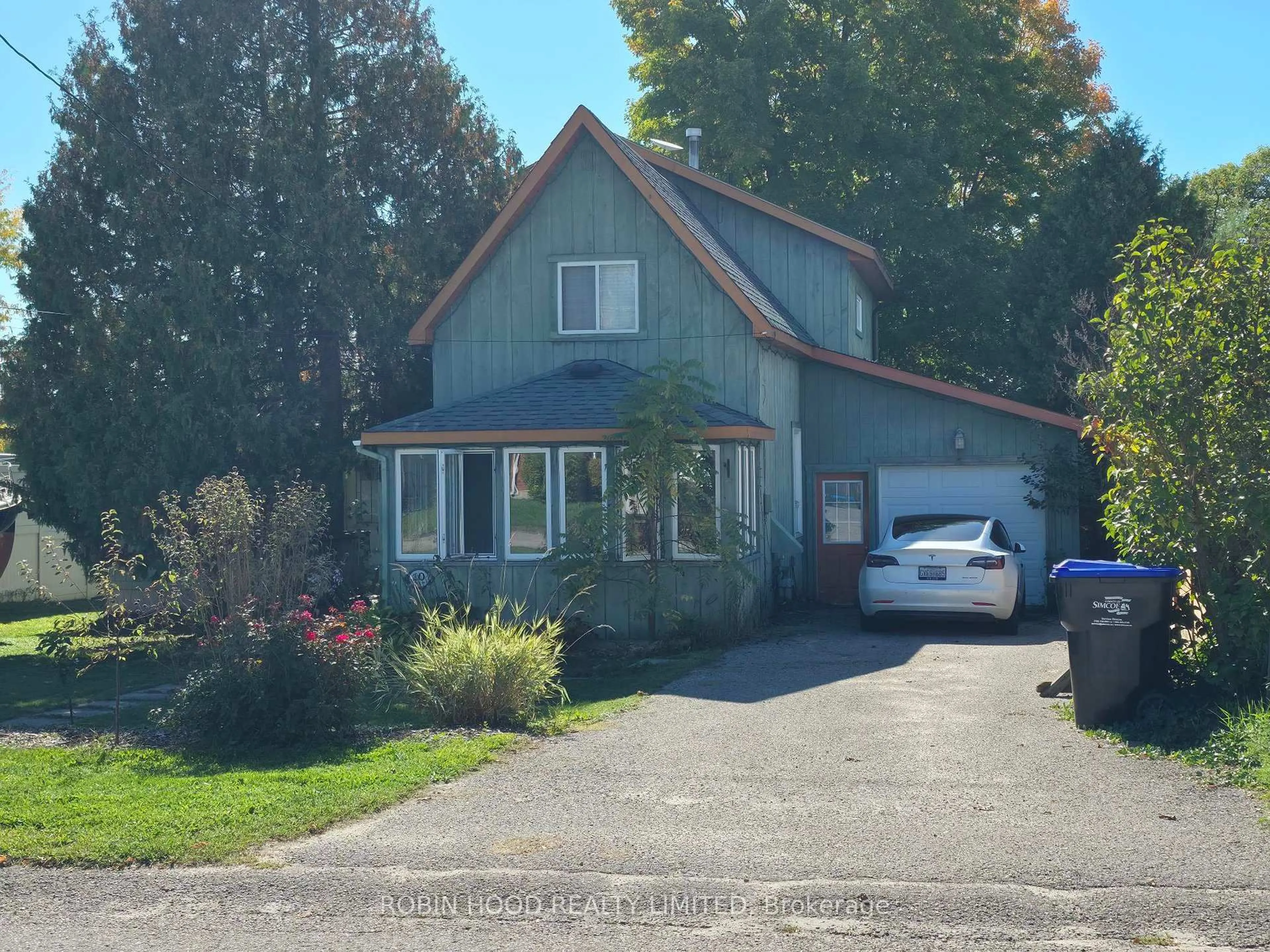 A pic from outside/outdoor area/front of a property/back of a property/a pic from drone, street for 10 Lucy St, Penetanguishene Ontario L9M 1K7