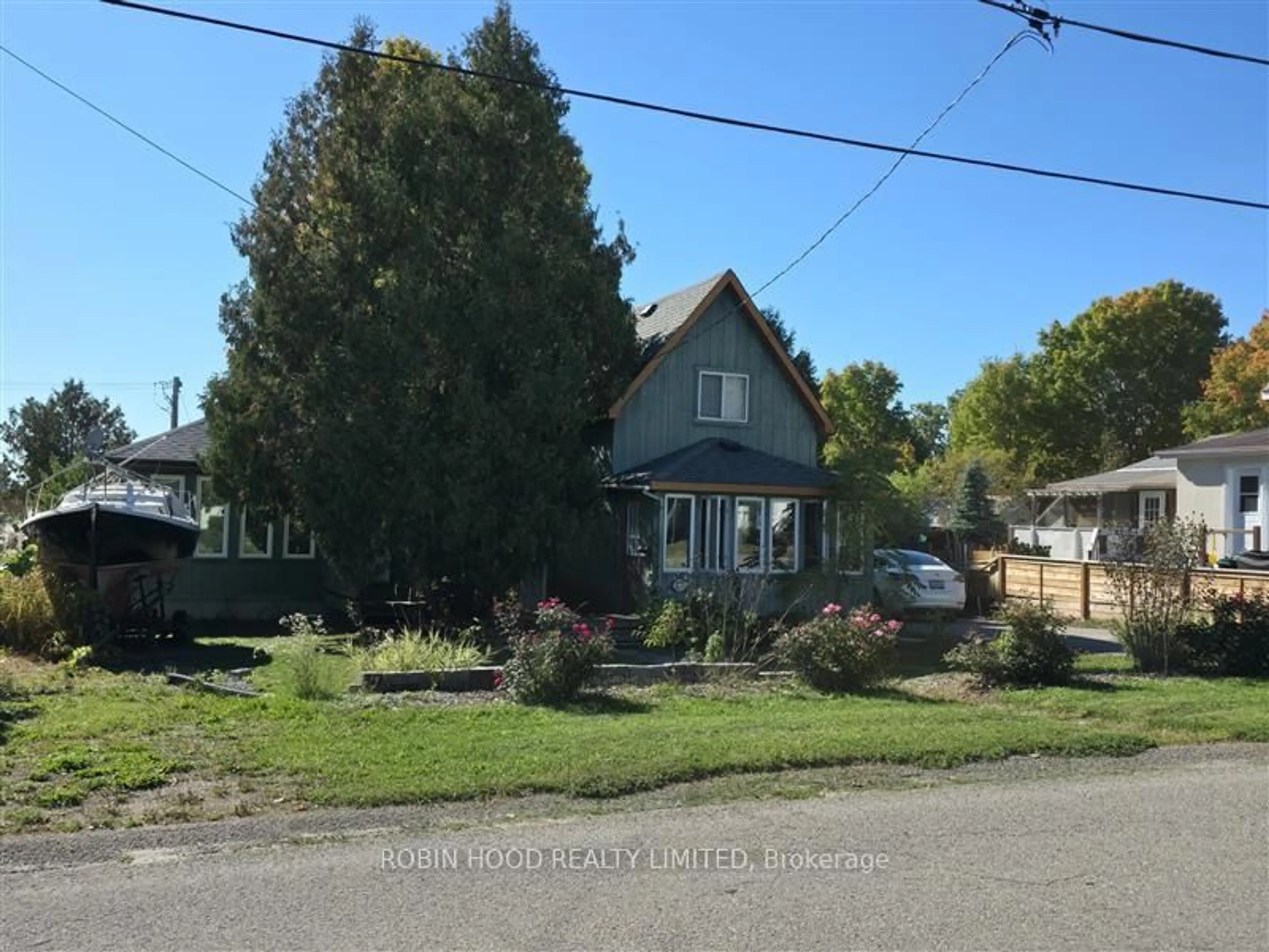 A pic from outside/outdoor area/front of a property/back of a property/a pic from drone, street for 10 Lucy St, Penetanguishene Ontario L9M 1K7