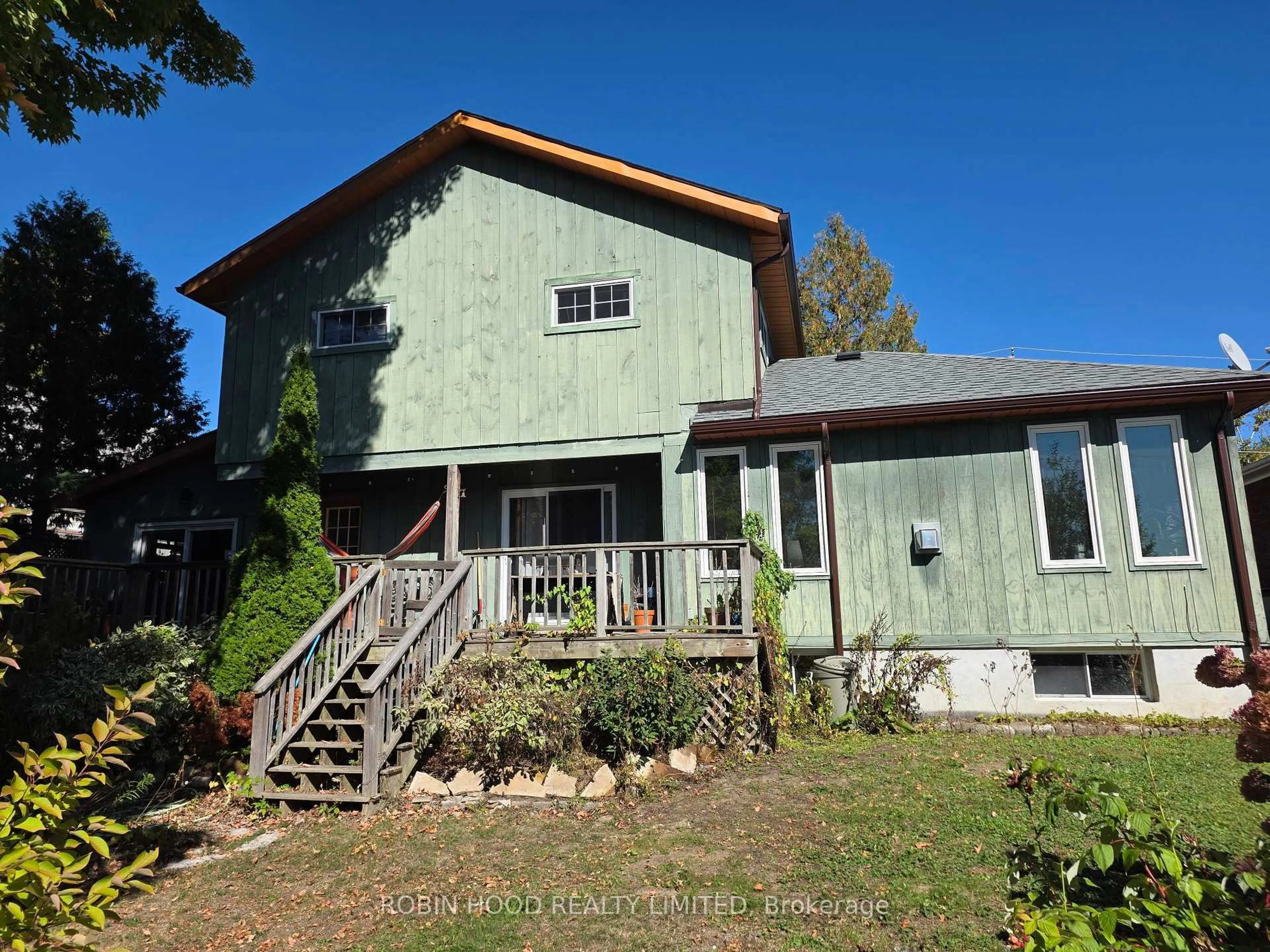 A pic from outside/outdoor area/front of a property/back of a property/a pic from drone, unknown for 10 Lucy St, Penetanguishene Ontario L9M 1K7