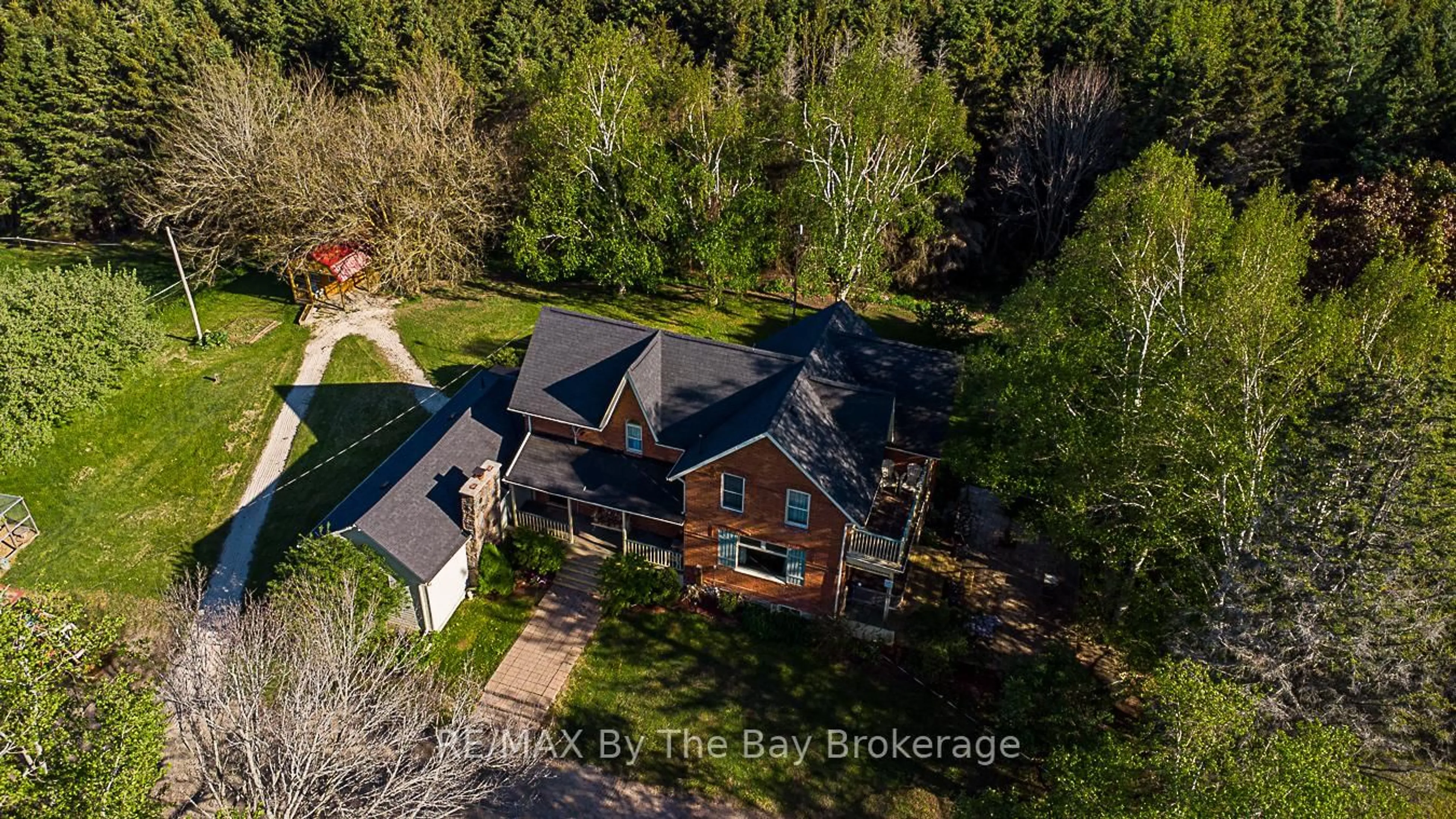 A pic from outside/outdoor area/front of a property/back of a property/a pic from drone, unknown for 2553 County 42 Rd, Clearview Ontario L0M 1S0