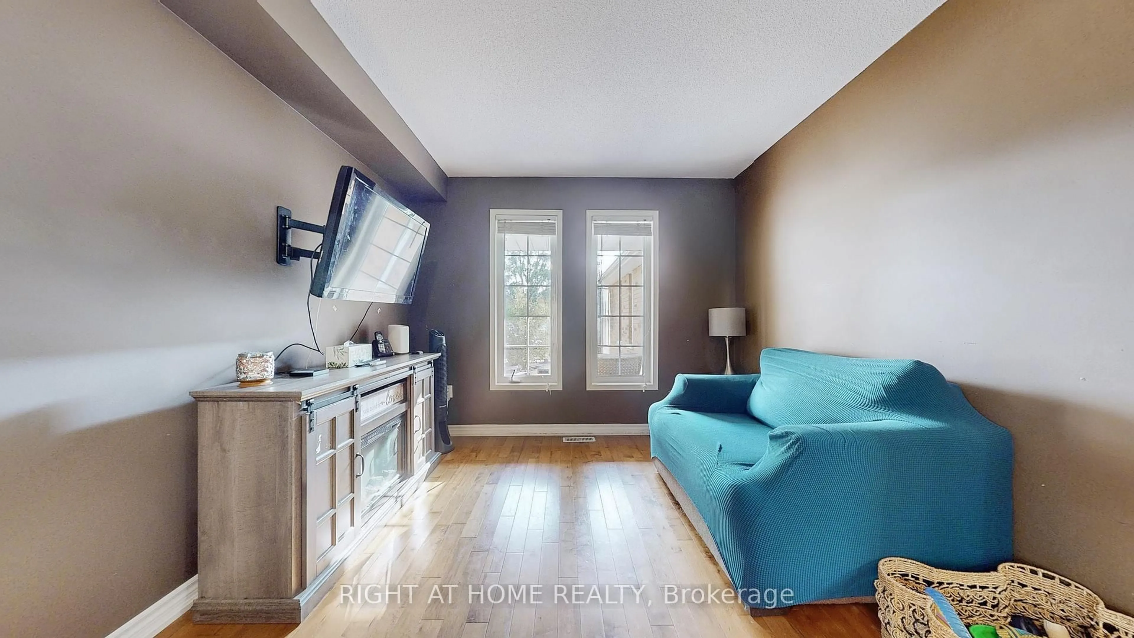 Living room with furniture, wood/laminate floor for 99 Widgeon St, Barrie Ontario L4N 8W3