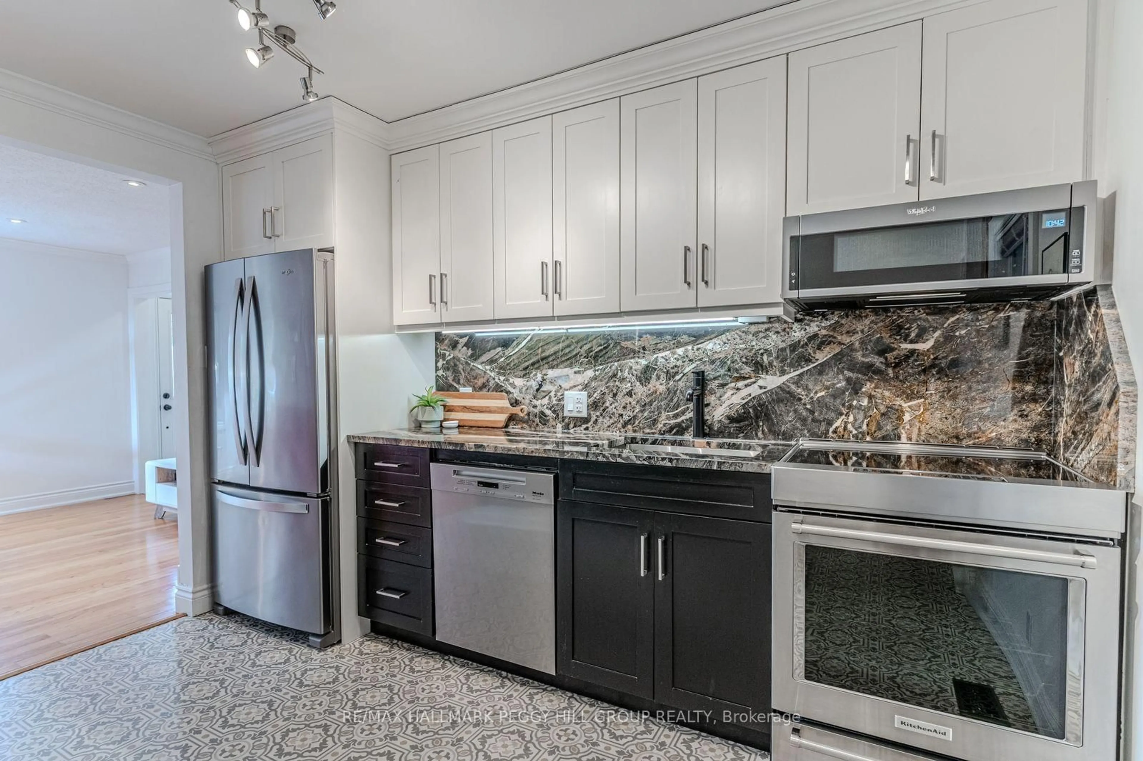 Unknown for 5 Newton St, Barrie Ontario L4M 3N2