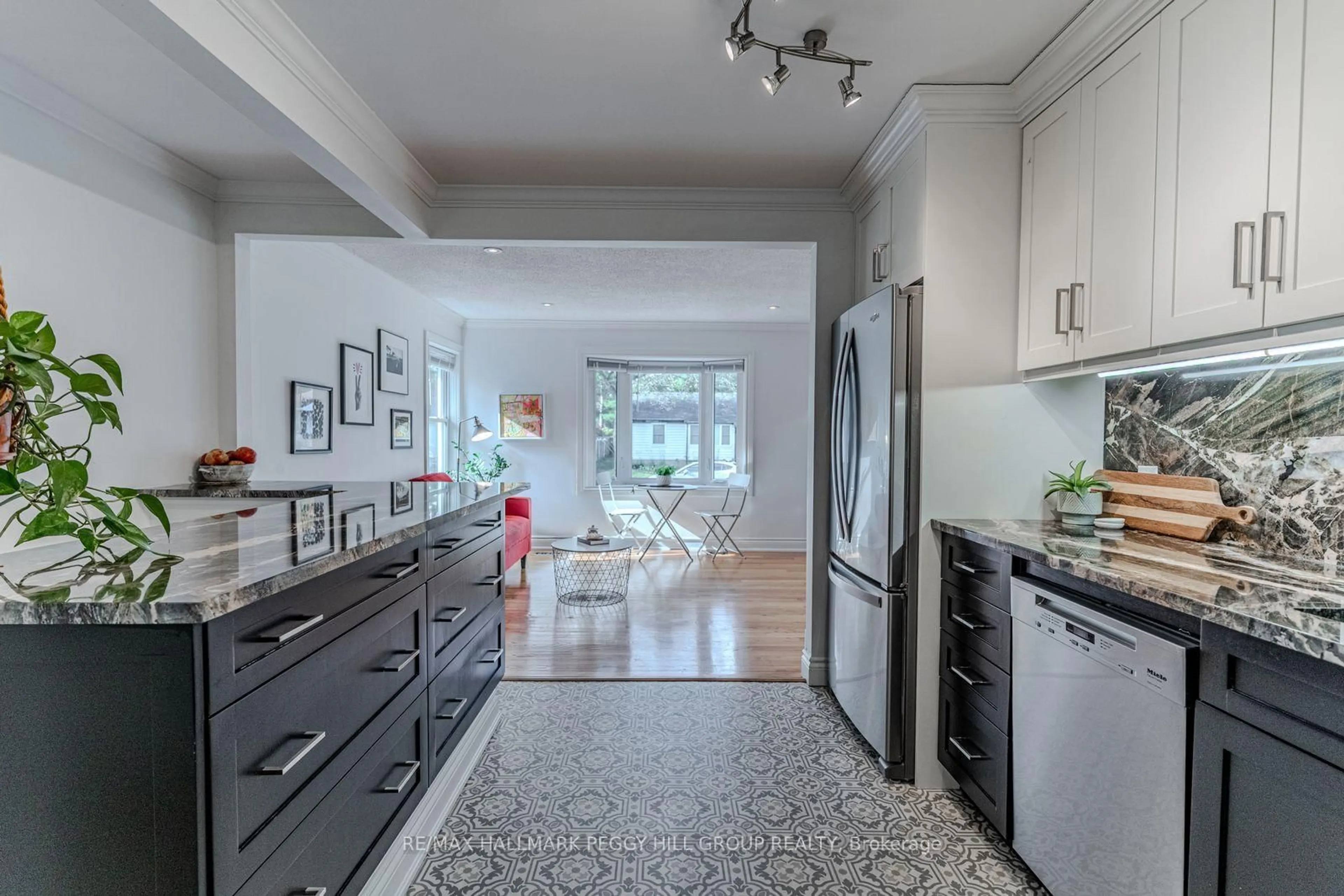 Open concept kitchen, ceramic/tile floor for 5 Newton St, Barrie Ontario L4M 3N2