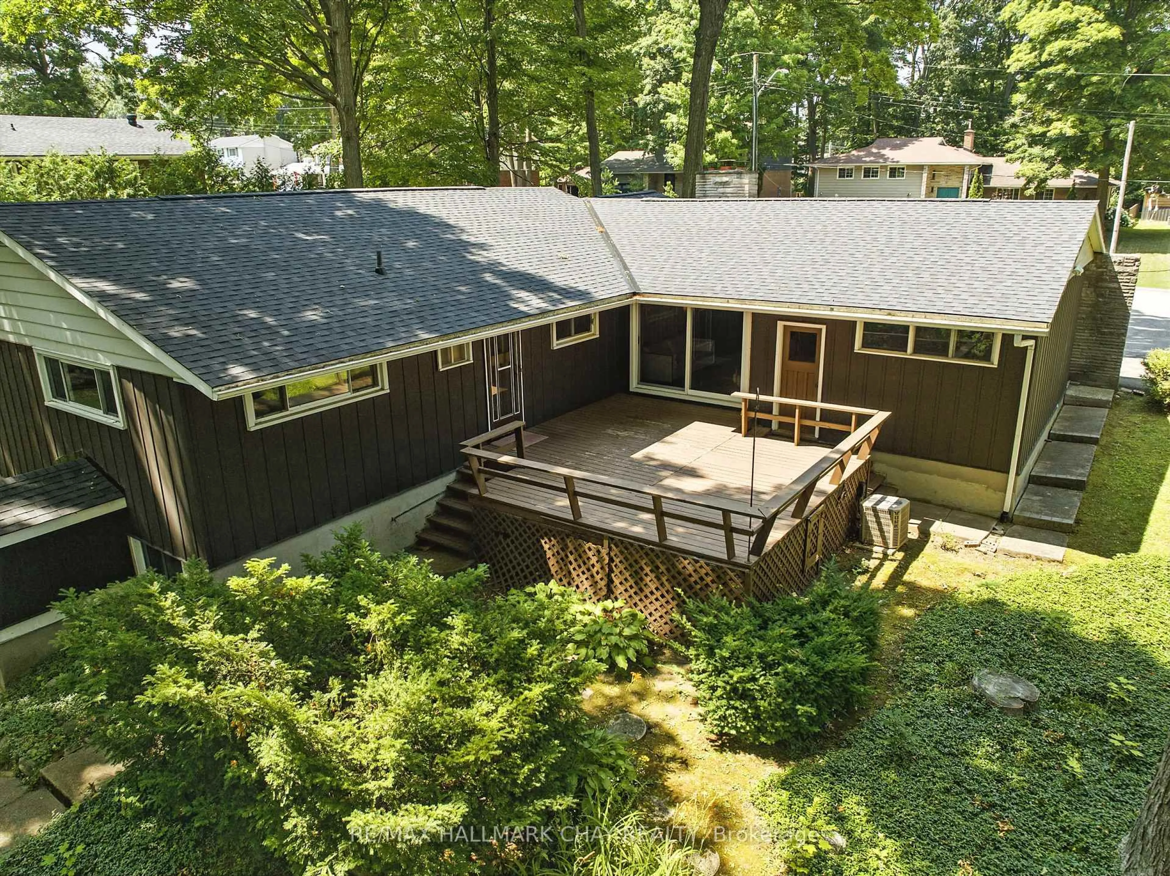 A pic from outside/outdoor area/front of a property/back of a property/a pic from drone, unknown for 1005 Ingram Cres, Midland Ontario L4R 4E9