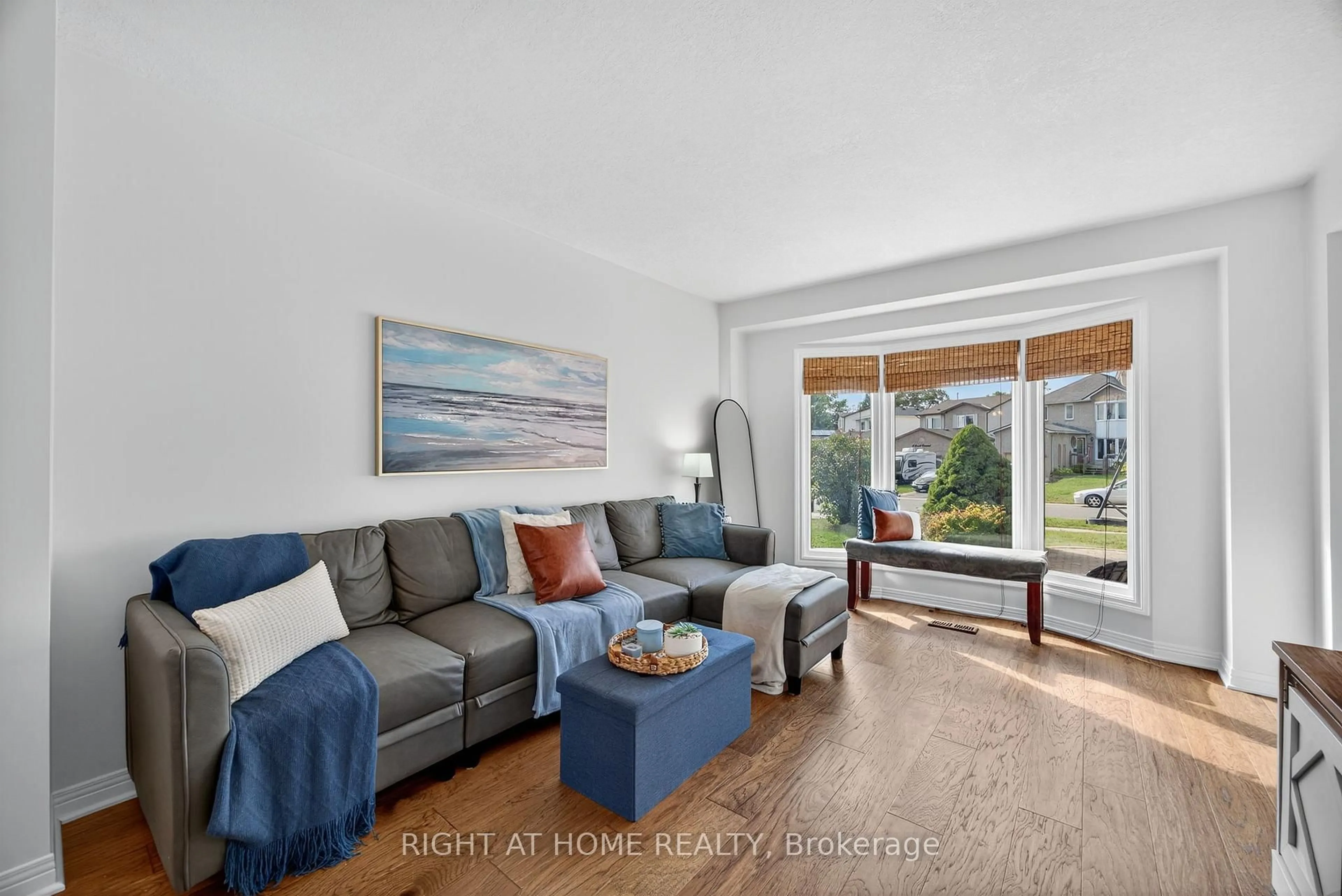 Living room with furniture, unknown for 13 Orwell Cres, Barrie Ontario L4N 6N3