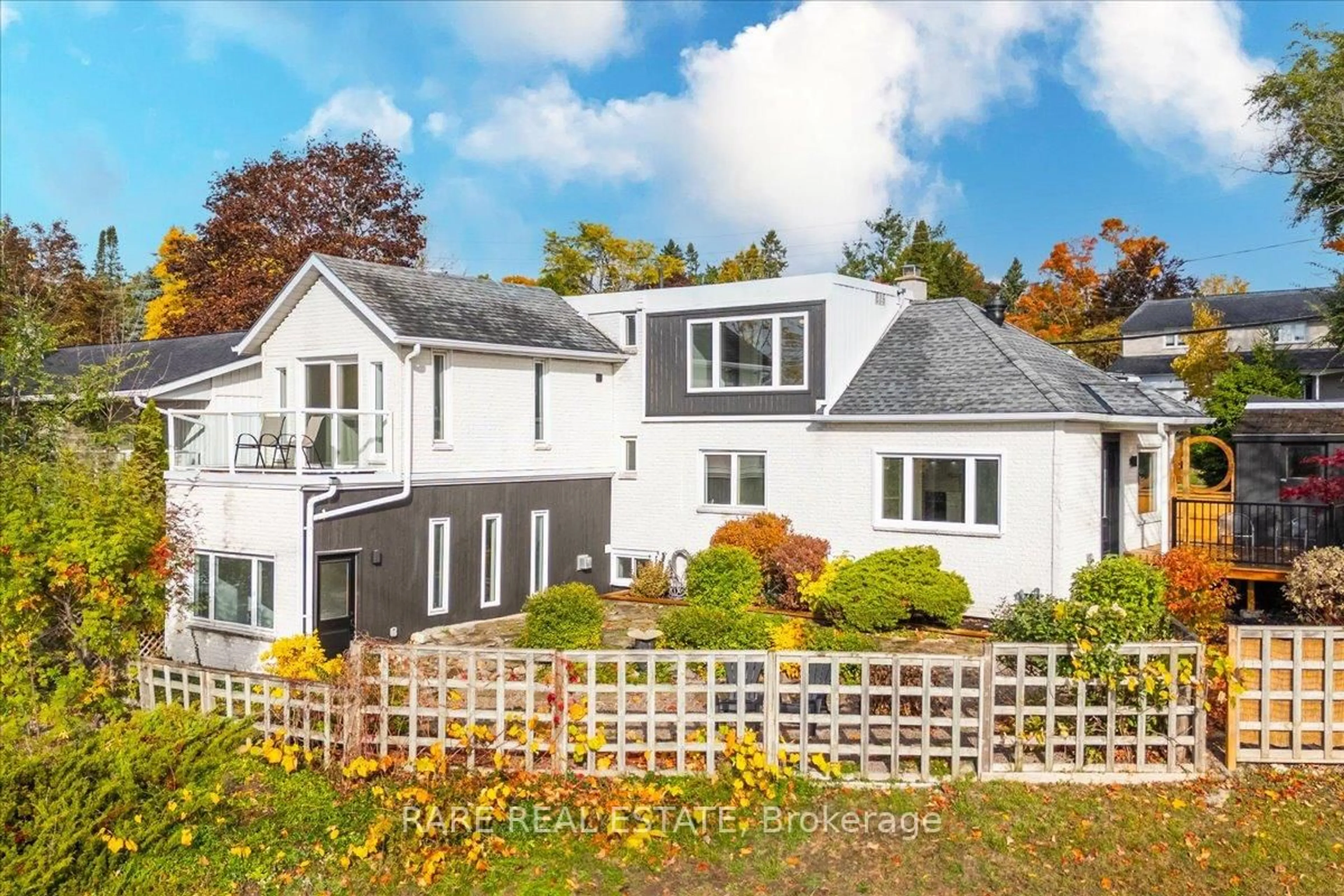 A pic from outside/outdoor area/front of a property/back of a property/a pic from drone, street for 425 Codrington St, Barrie Ontario L4M 1S9