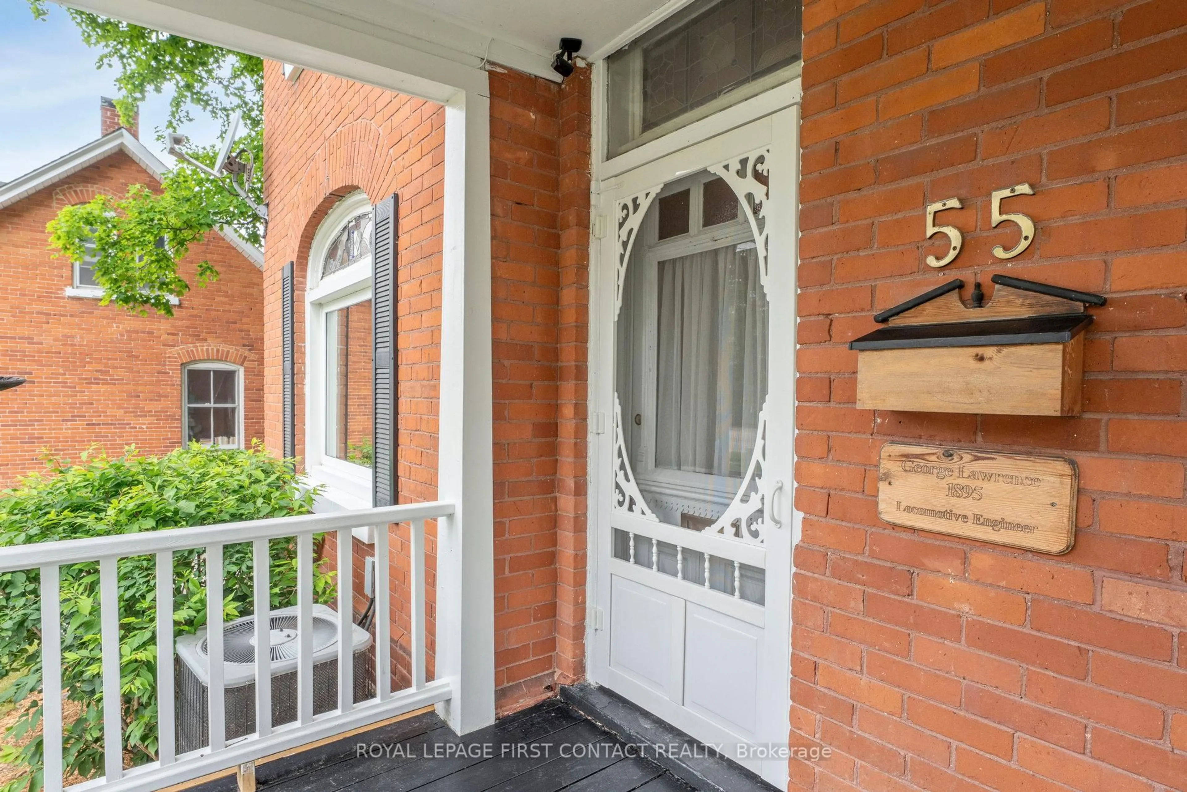Indoor entryway for 55 Burton Ave, Barrie Ontario L4N 2R5