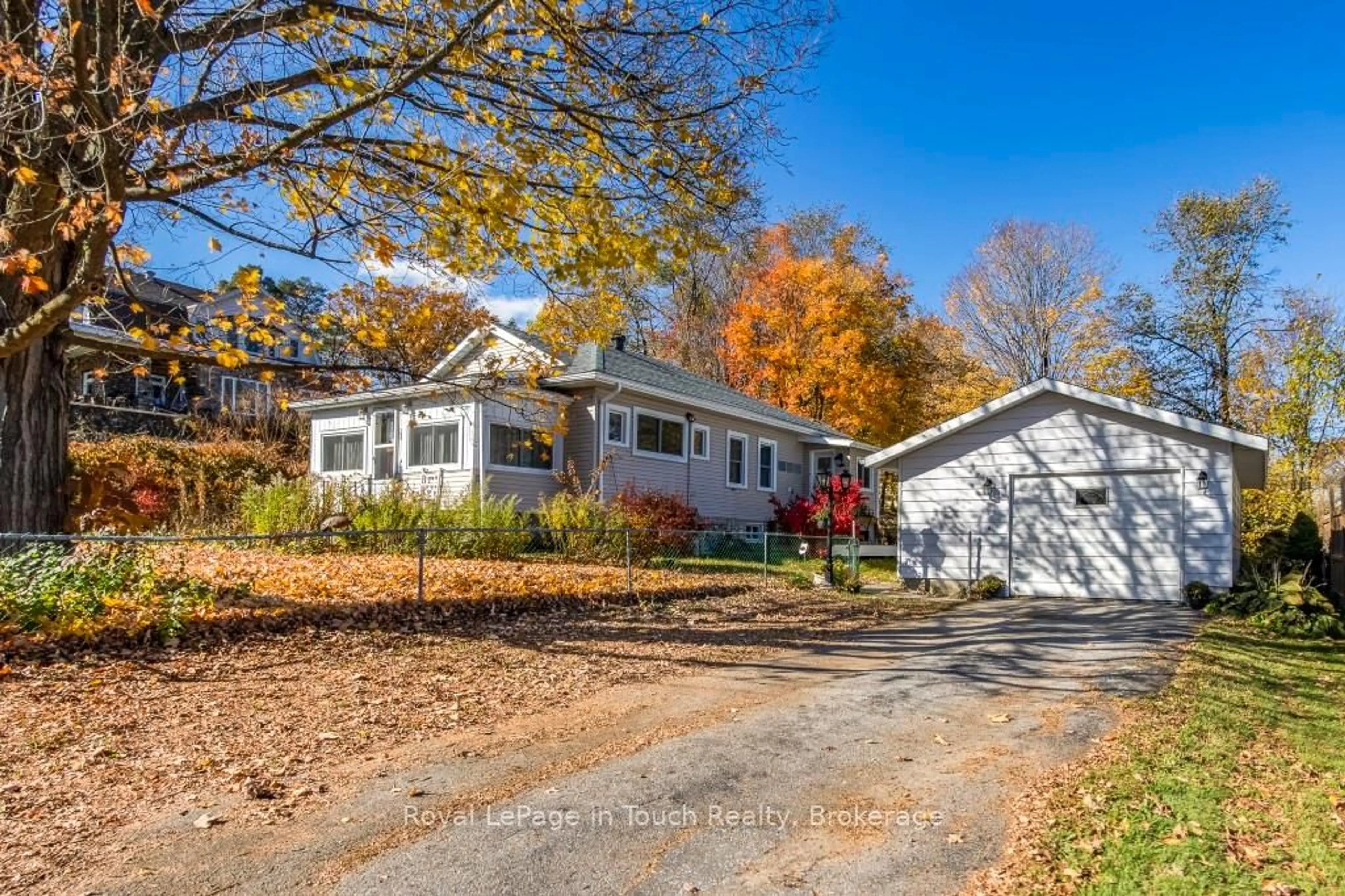 Home with vinyl exterior material, street for 450 Assiniboia St, Tay Ontario L0K 1R0