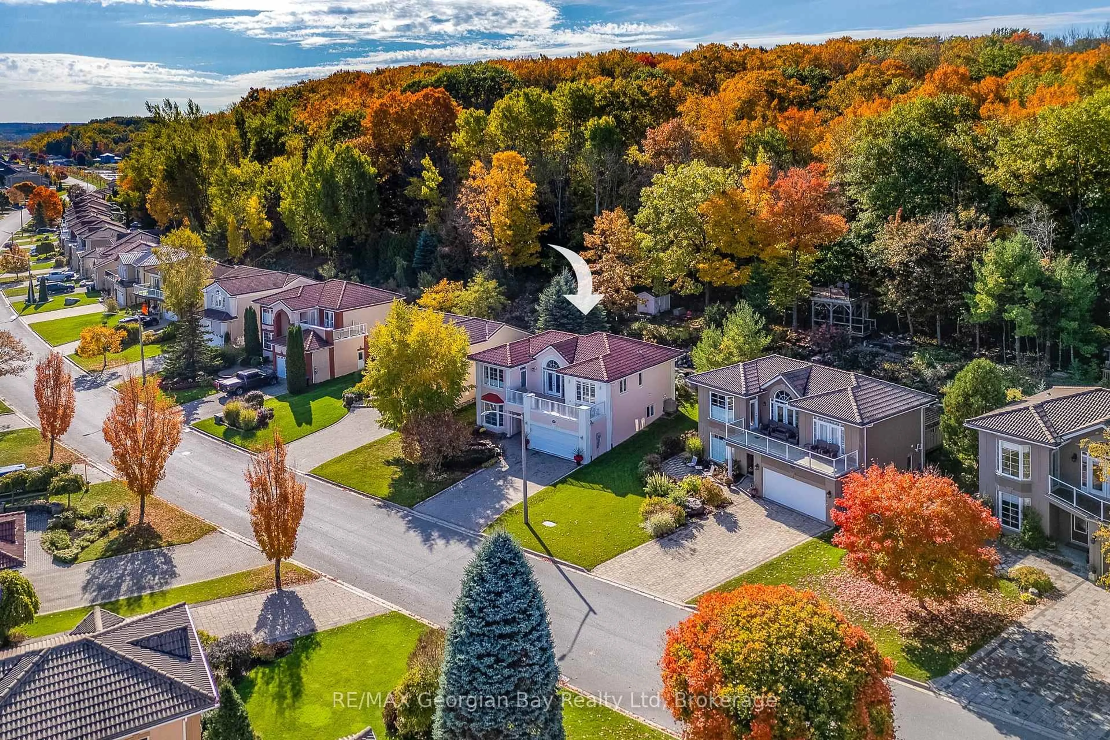 A pic from outside/outdoor area/front of a property/back of a property/a pic from drone, unknown for 426 Aberdeen Blvd, Midland Ontario L4R 5L8