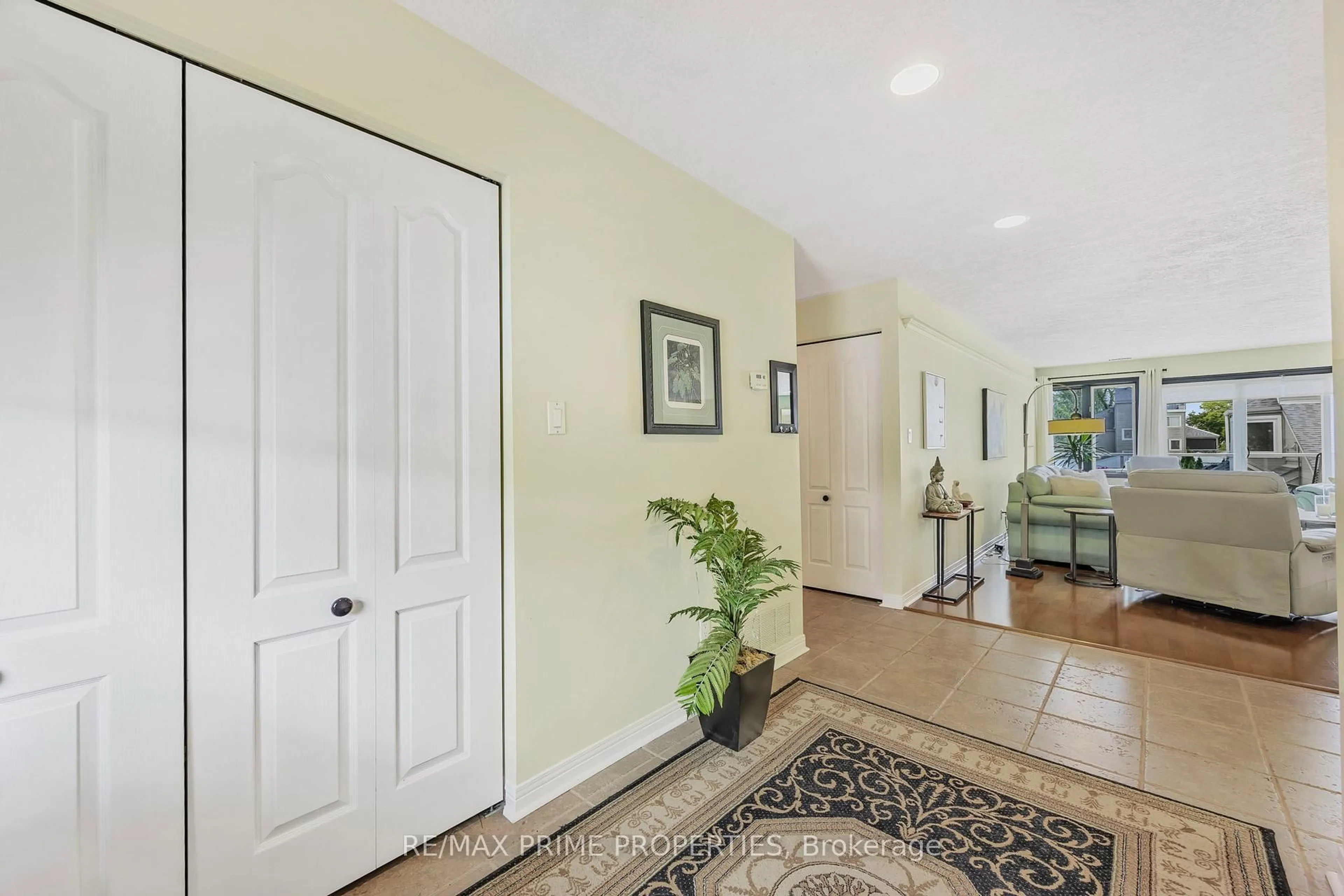 Indoor entryway for 585 Atherley Rd #201, Orillia Ontario L3V 7L5