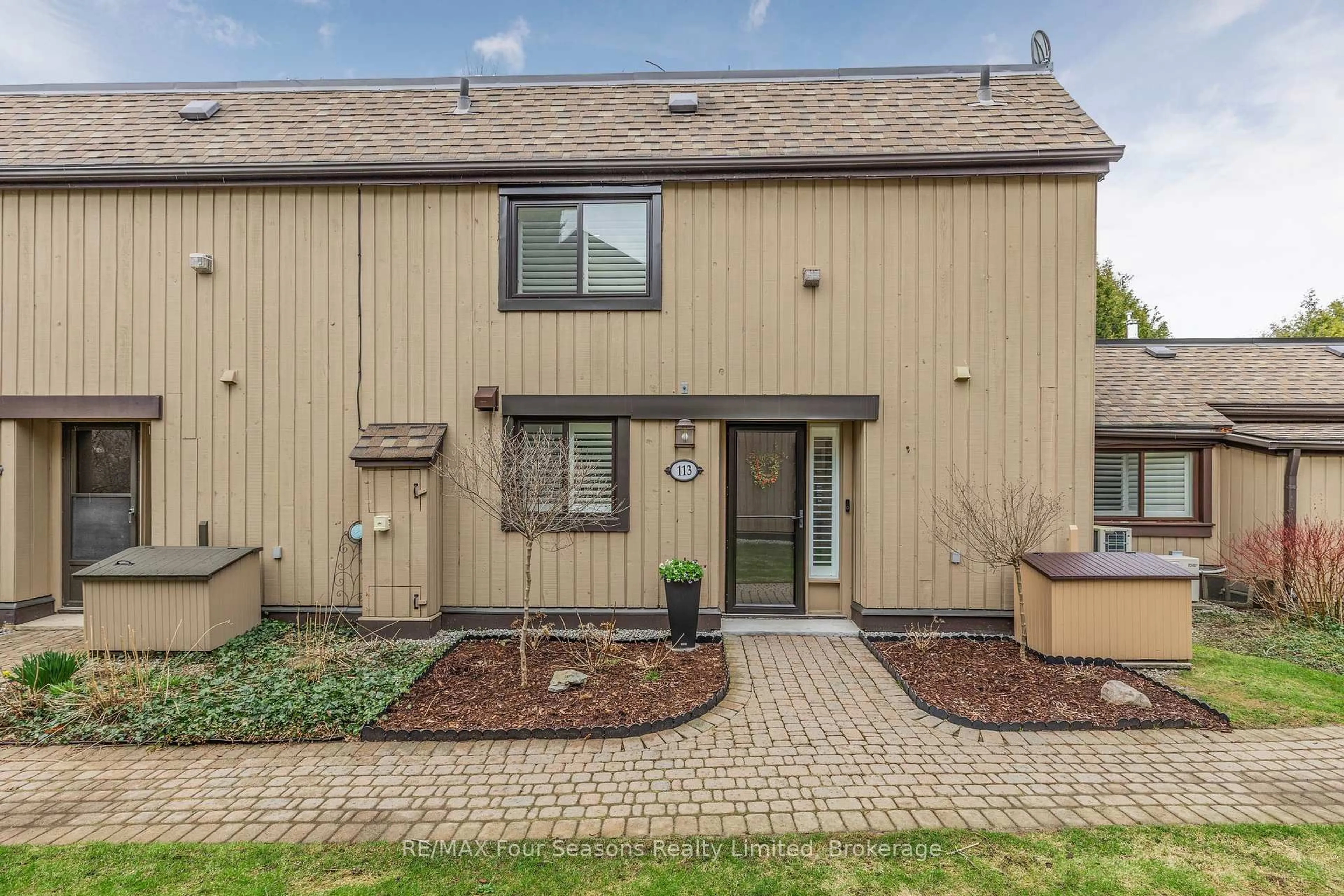 Home with vinyl exterior material, street for 113 Escarpment Cres, Collingwood Ontario L9Y 5B4