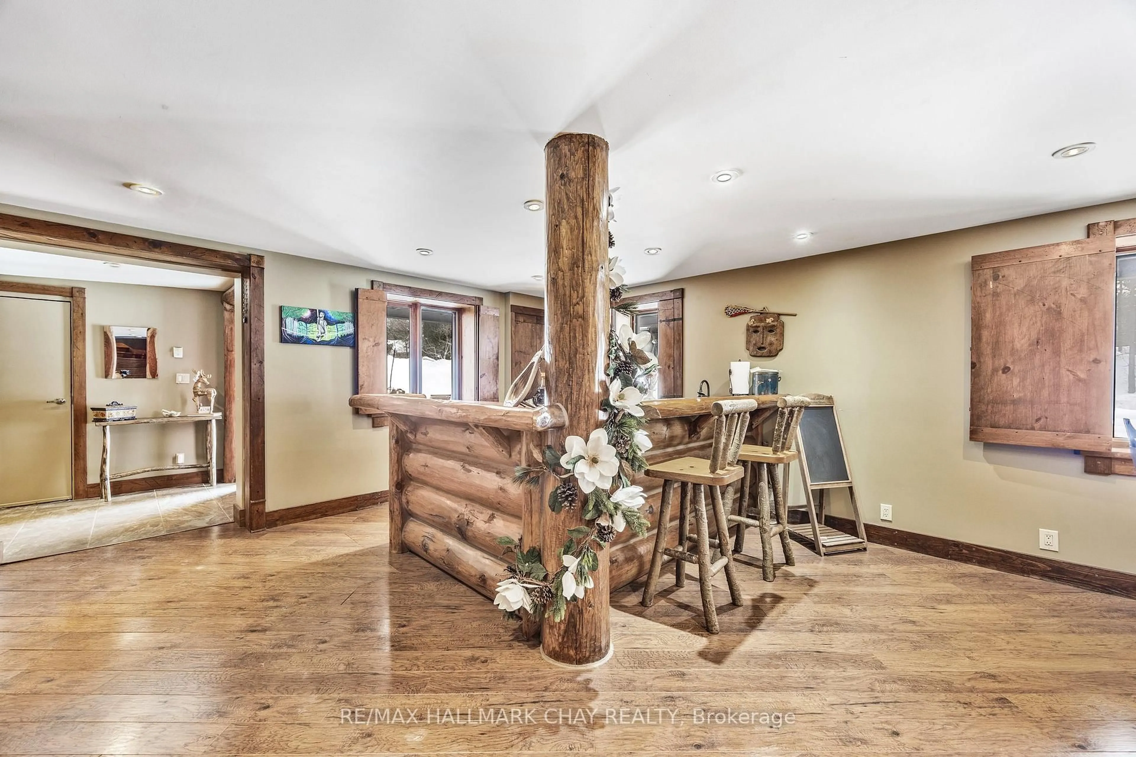 Indoor foyer for 118 Highland Dr, Oro-Medonte Ontario L0L 2L0