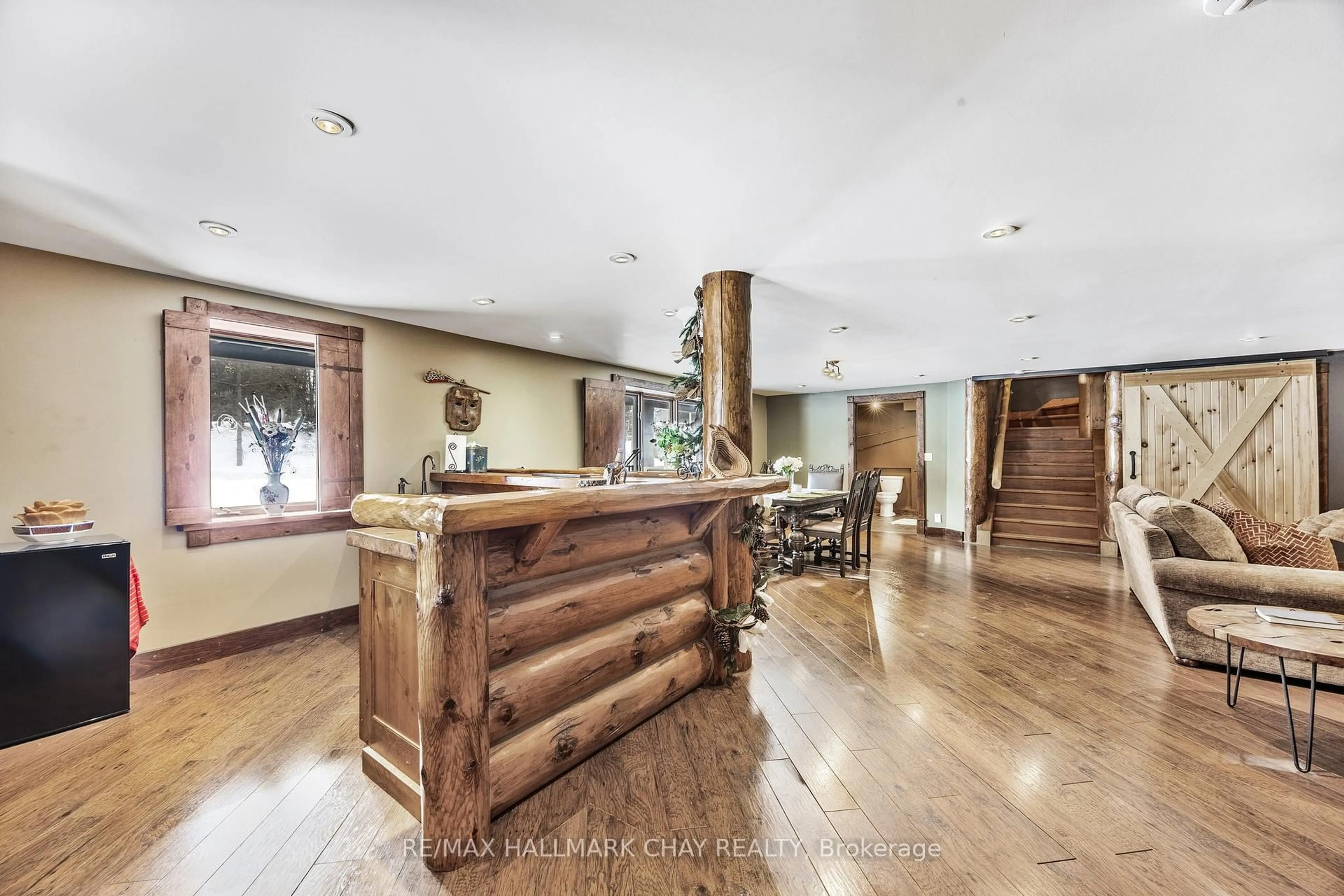 Indoor foyer for 118 Highland Dr, Oro-Medonte Ontario L0L 2L0