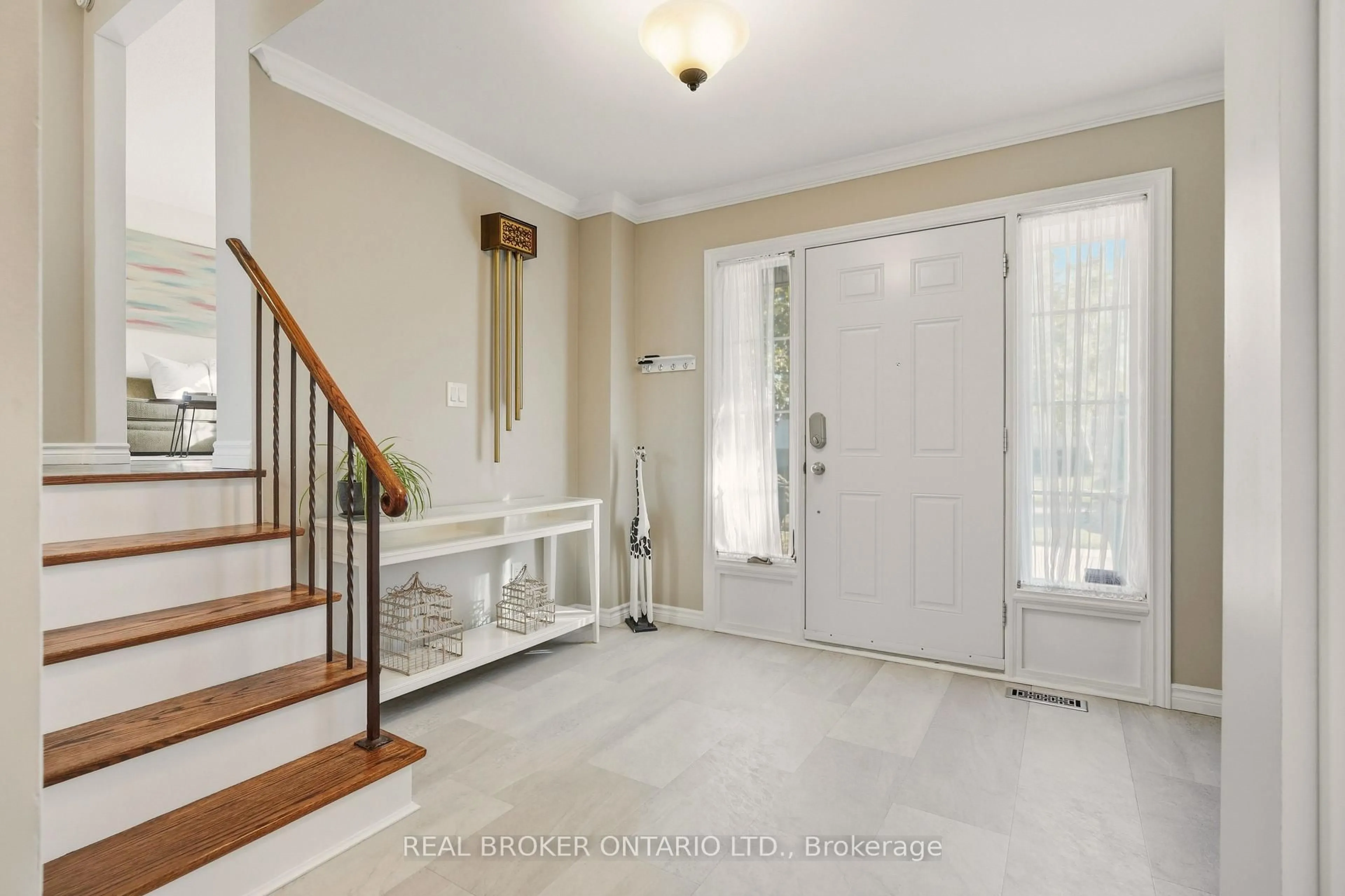 Indoor entryway for 33 Porter Cres, Barrie Ontario L4M 5H8