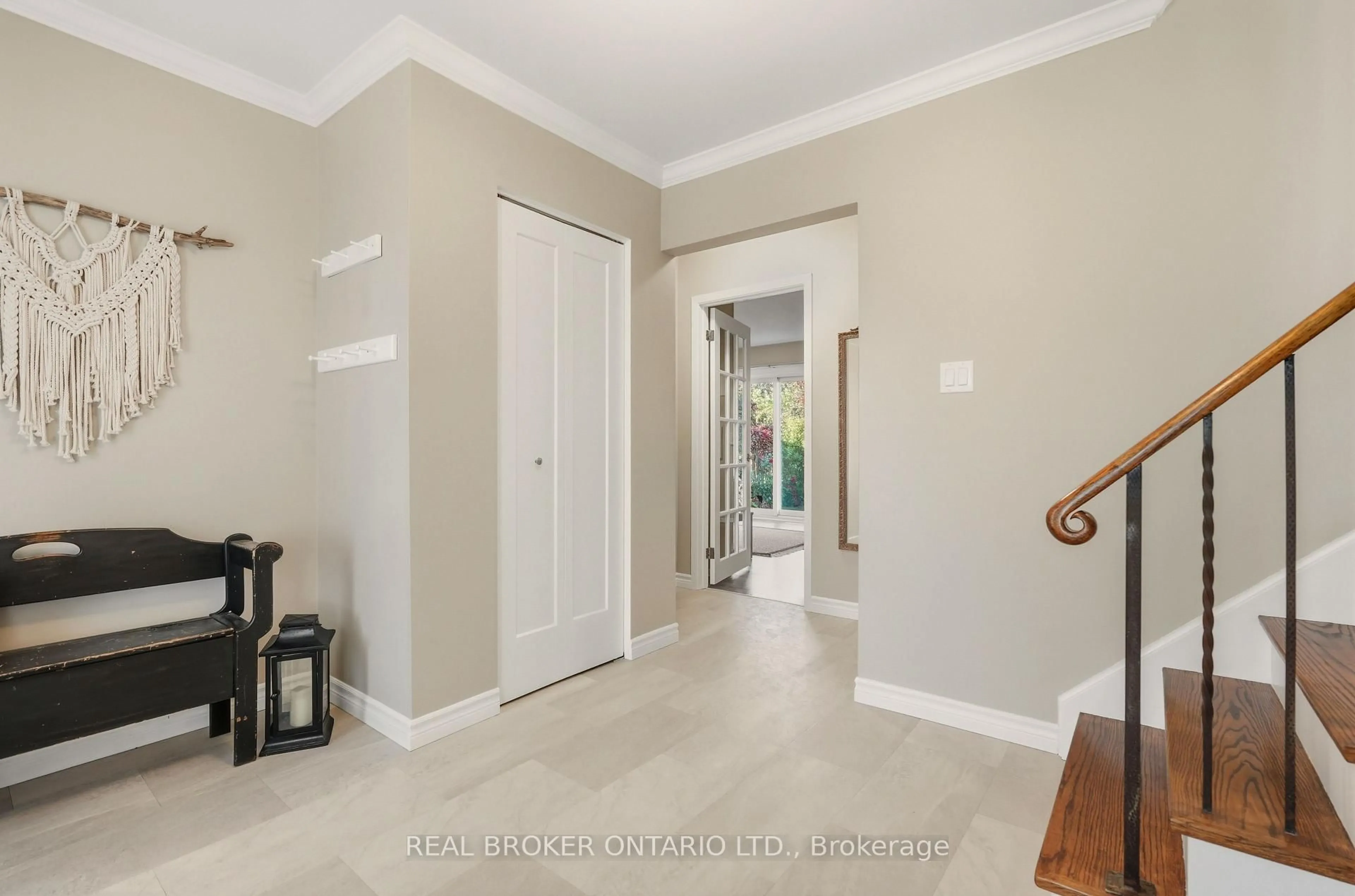 Indoor entryway for 33 Porter Cres, Barrie Ontario L4M 5H8