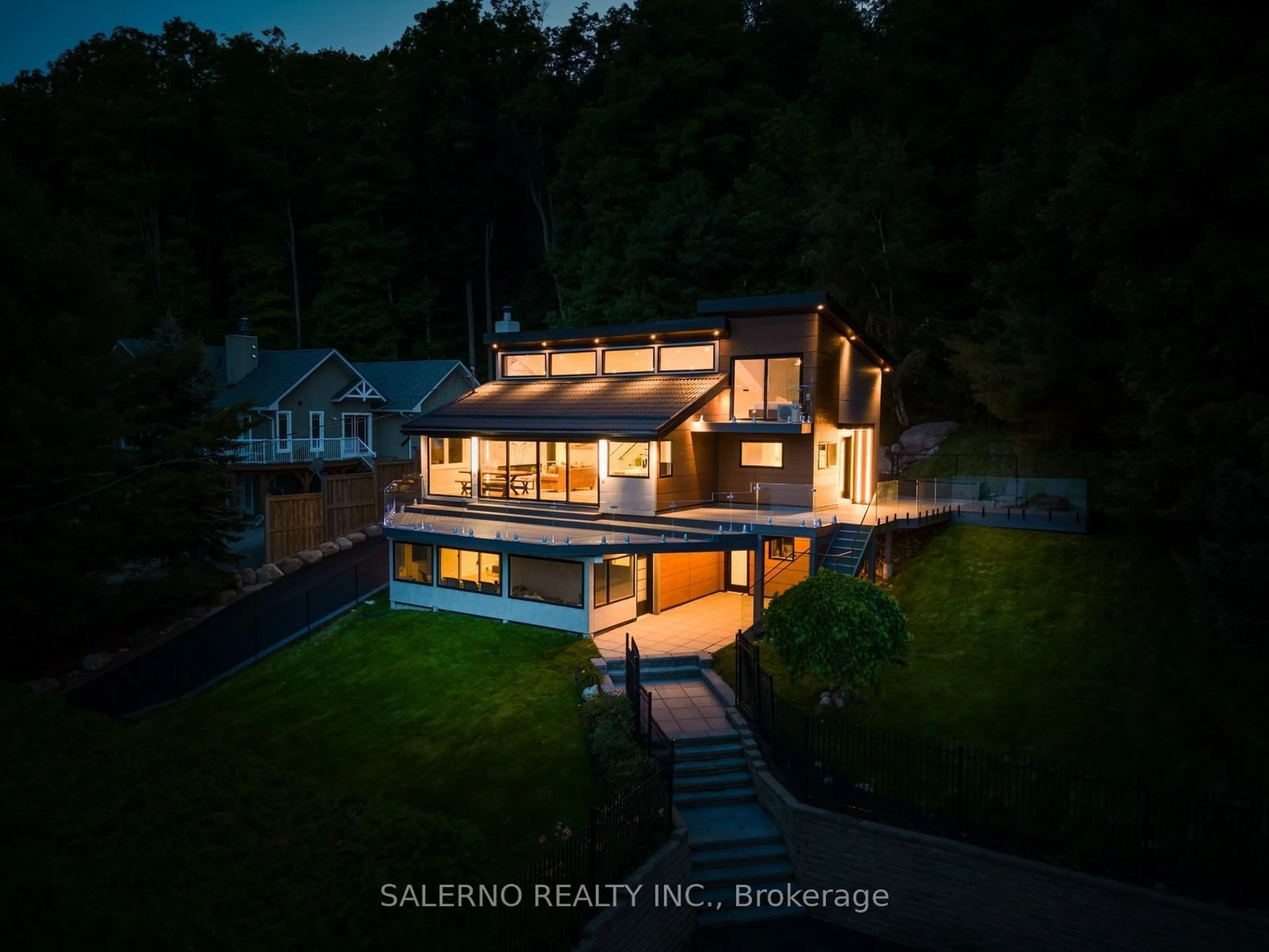 A pic from outside/outdoor area/front of a property/back of a property/a pic from drone, building for 237 West Shore Dr, Tiny Ontario L9M 0M7