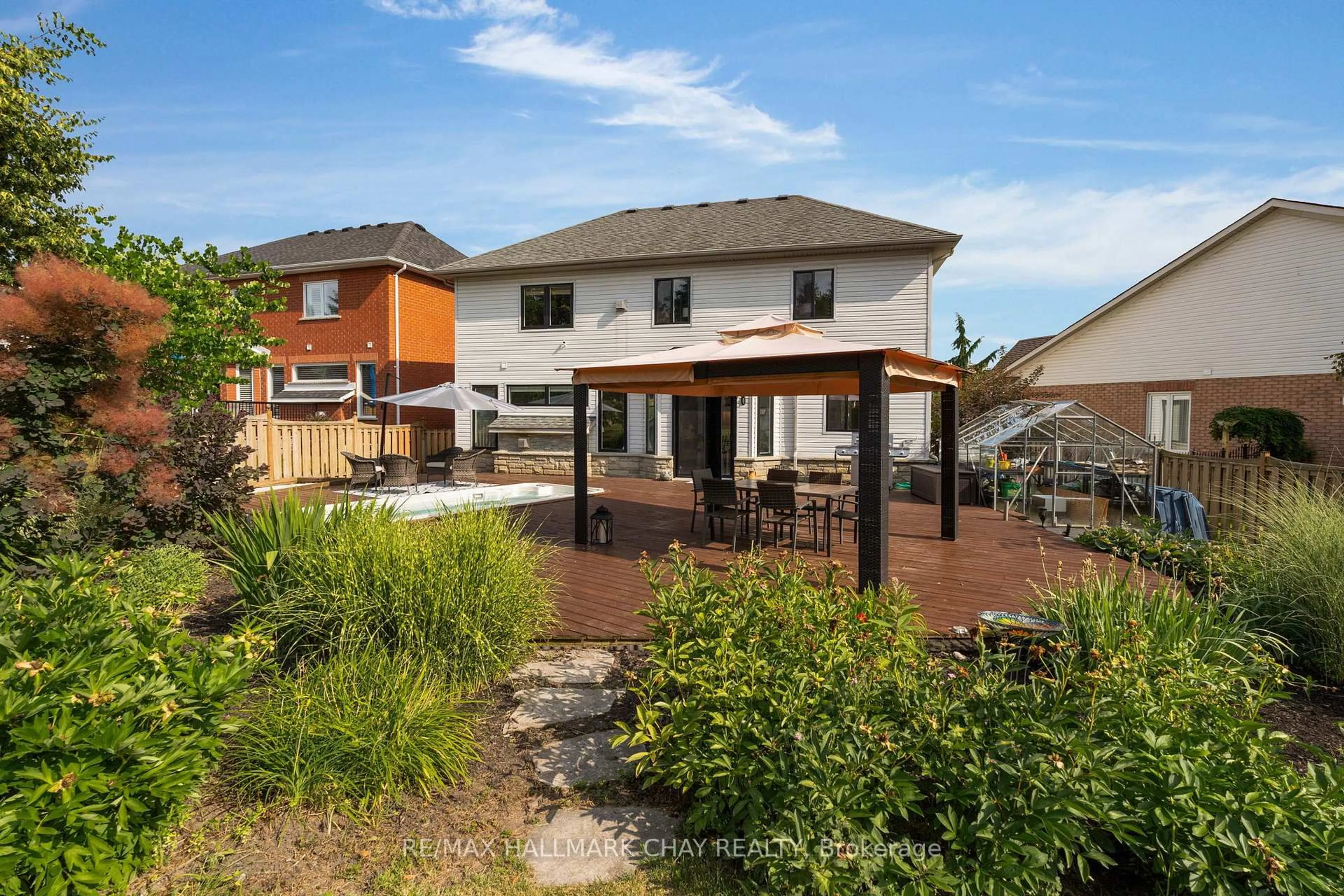 A pic from outside/outdoor area/front of a property/back of a property/a pic from drone, street for 90 BIRKHALL Pl, Barrie Ontario L4N 0K2