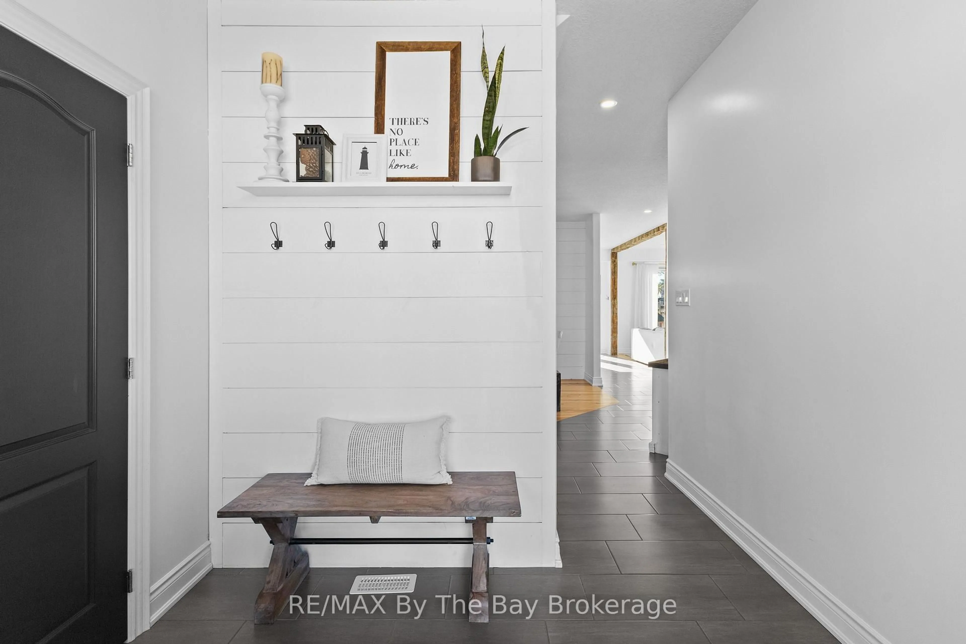 Indoor entryway for 77 Lockerbie Cres, Collingwood Ontario L9Y 0Y8