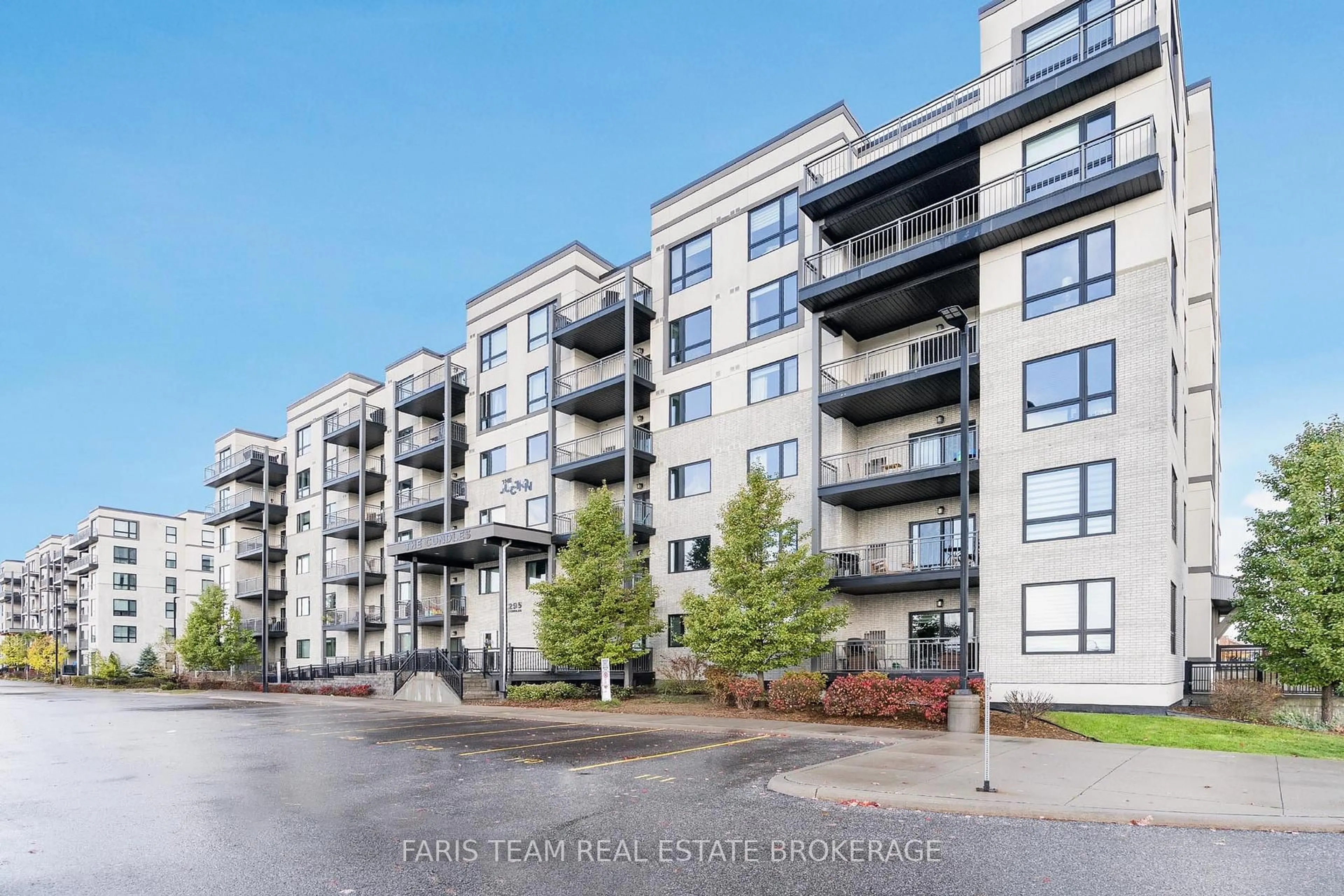 A pic from outside/outdoor area/front of a property/back of a property/a pic from drone, unknown for 295 Cundles Rd #403, Barrie Ontario L4M 0K8