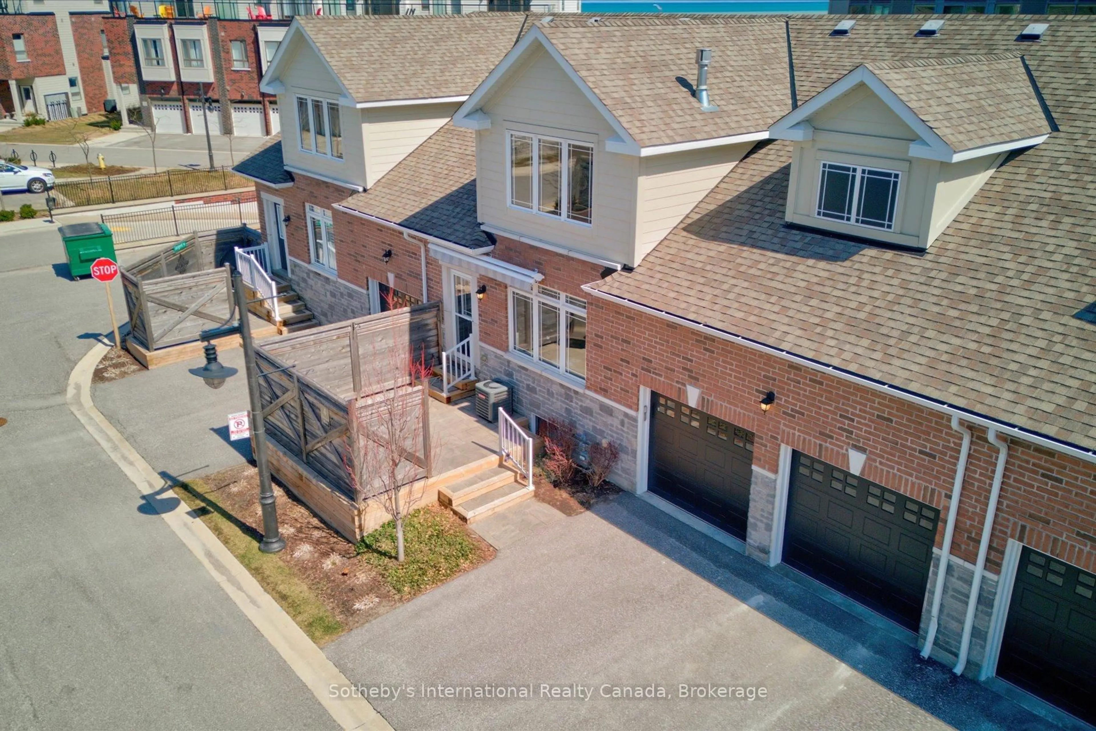 A pic from outside/outdoor area/front of a property/back of a property/a pic from drone, street for 4 Emerson Mews, Collingwood Ontario L9Y 2X4