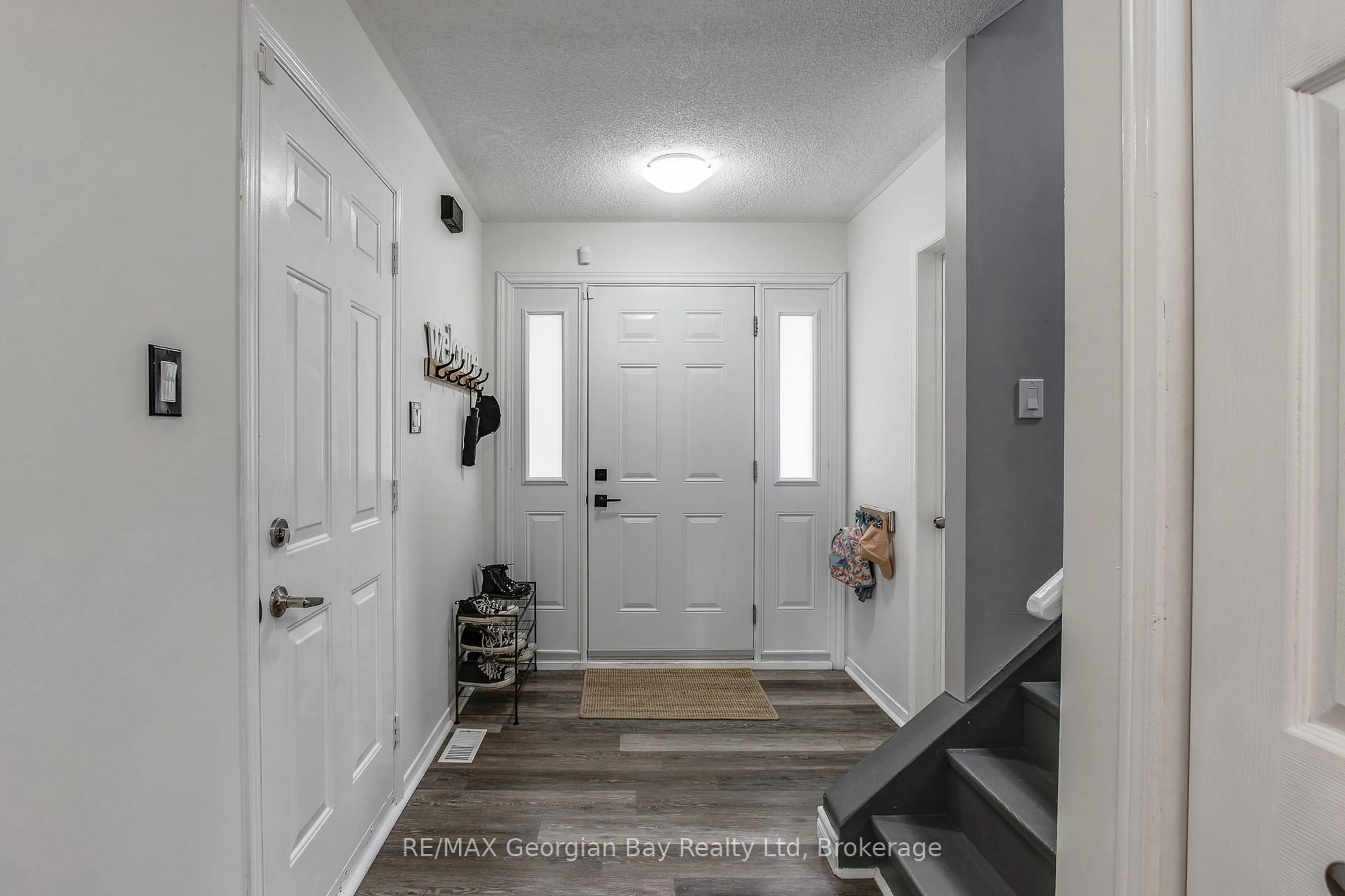 Indoor entryway for 319 Ellen St, Midland Ontario L4R 2H1