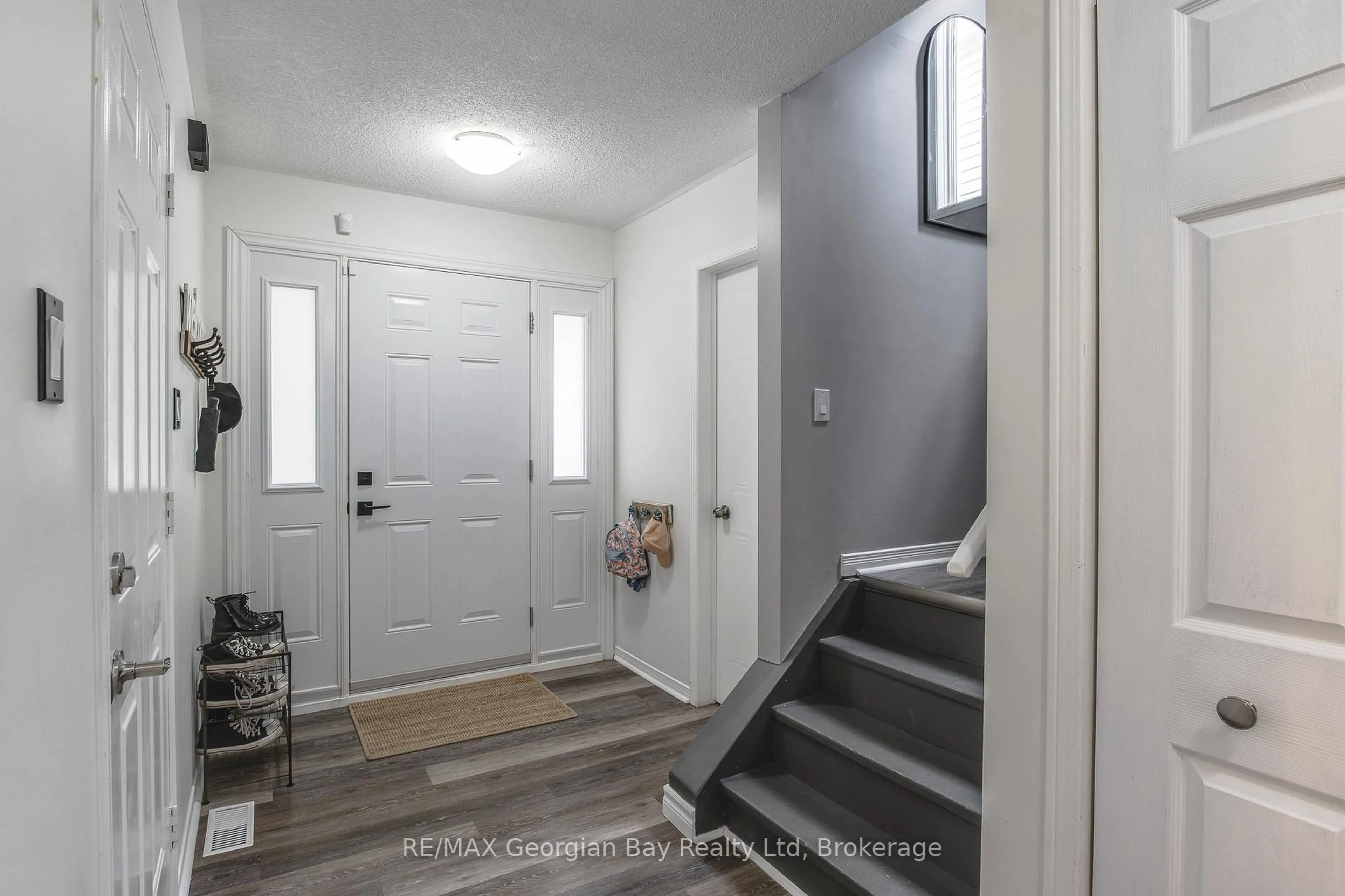 Indoor entryway for 319 Ellen St, Midland Ontario L4R 2H1