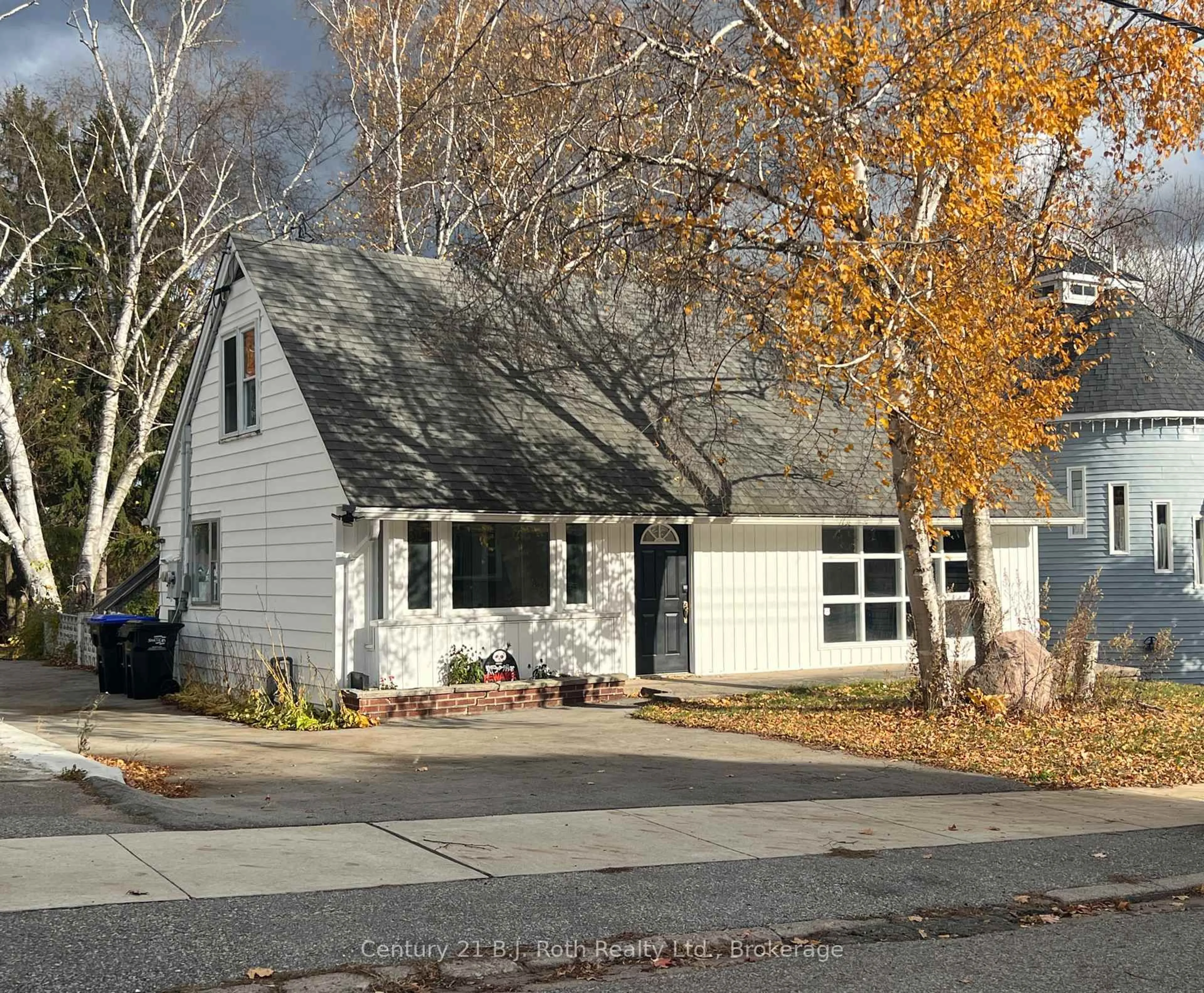 Home with vinyl exterior material, street for 309 Manly St, Midland Ontario L4R 3C7