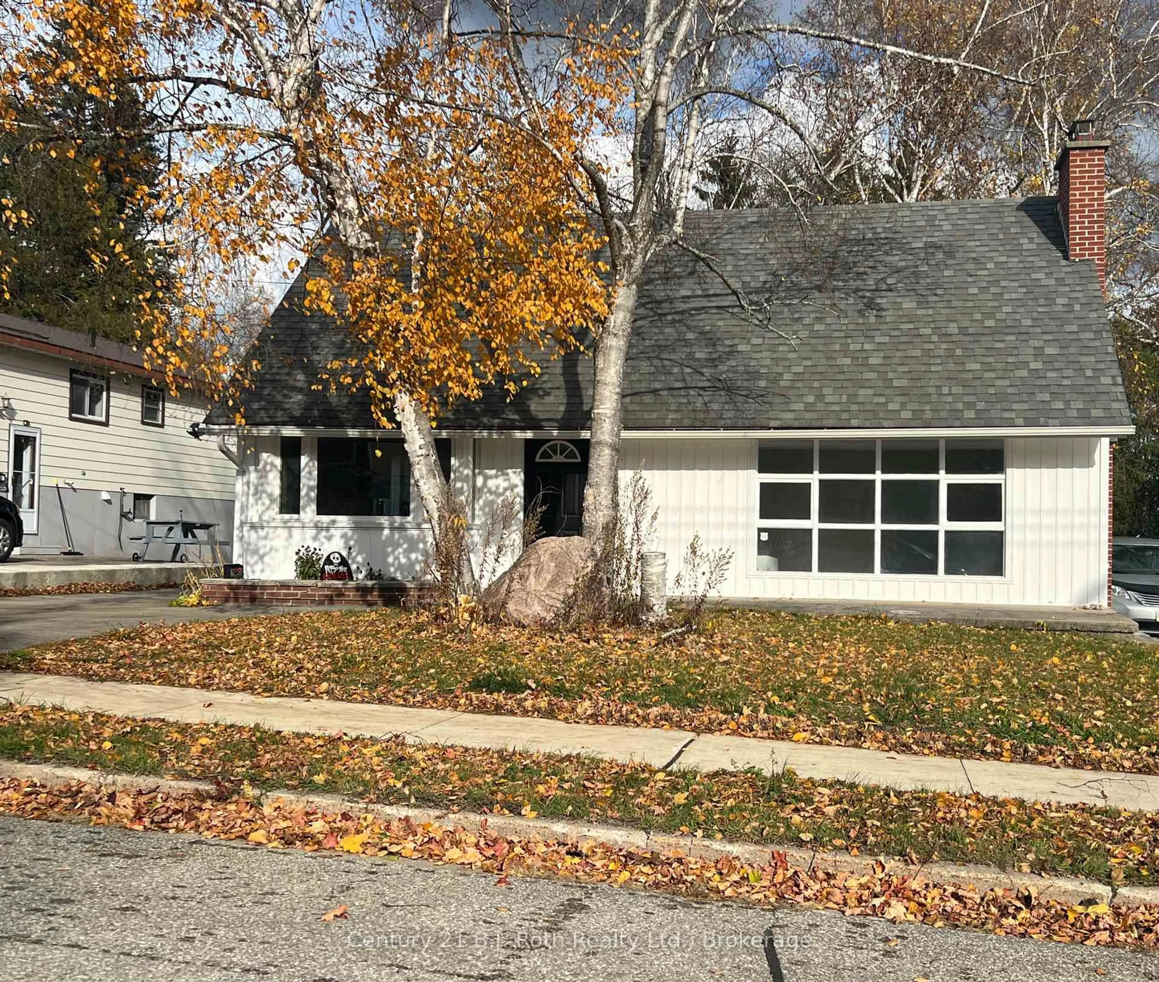 Home with vinyl exterior material, street for 309 Manly St, Midland Ontario L4R 3C7