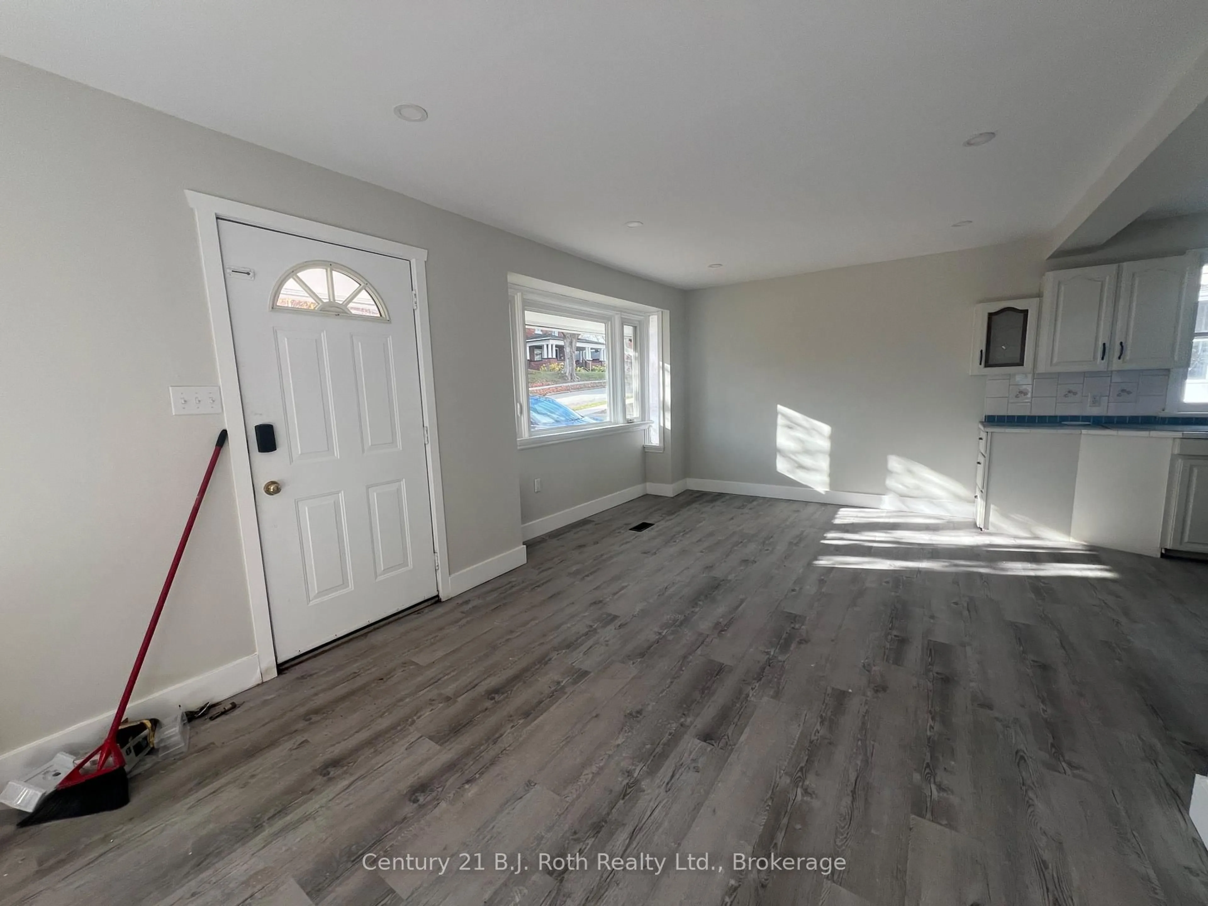 Indoor entryway for 309 Manly St, Midland Ontario L4R 3C7