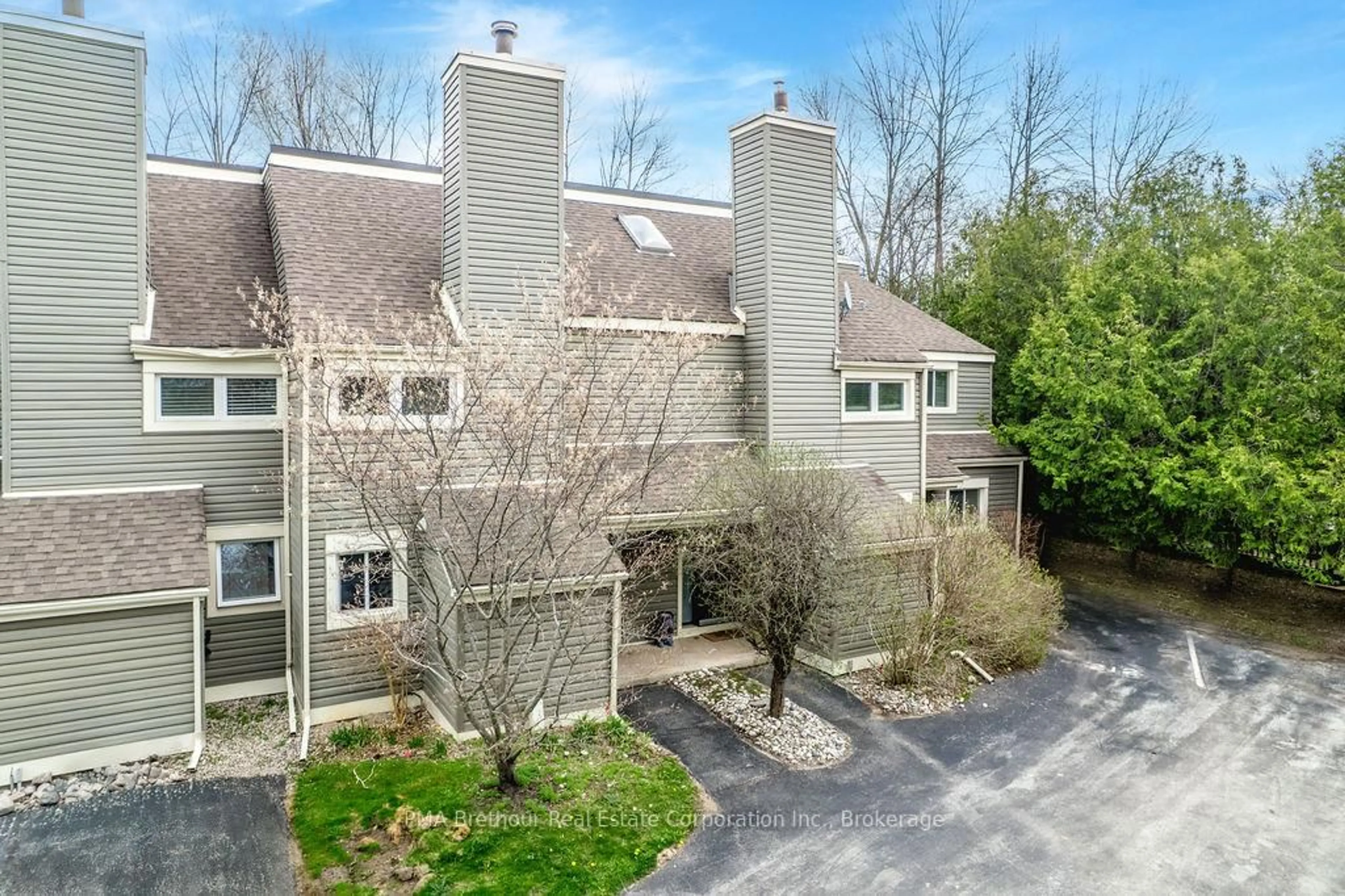 A pic from outside/outdoor area/front of a property/back of a property/a pic from drone, unknown for 214 Escarpment Cres #31, Collingwood Ontario L9Y 5B4