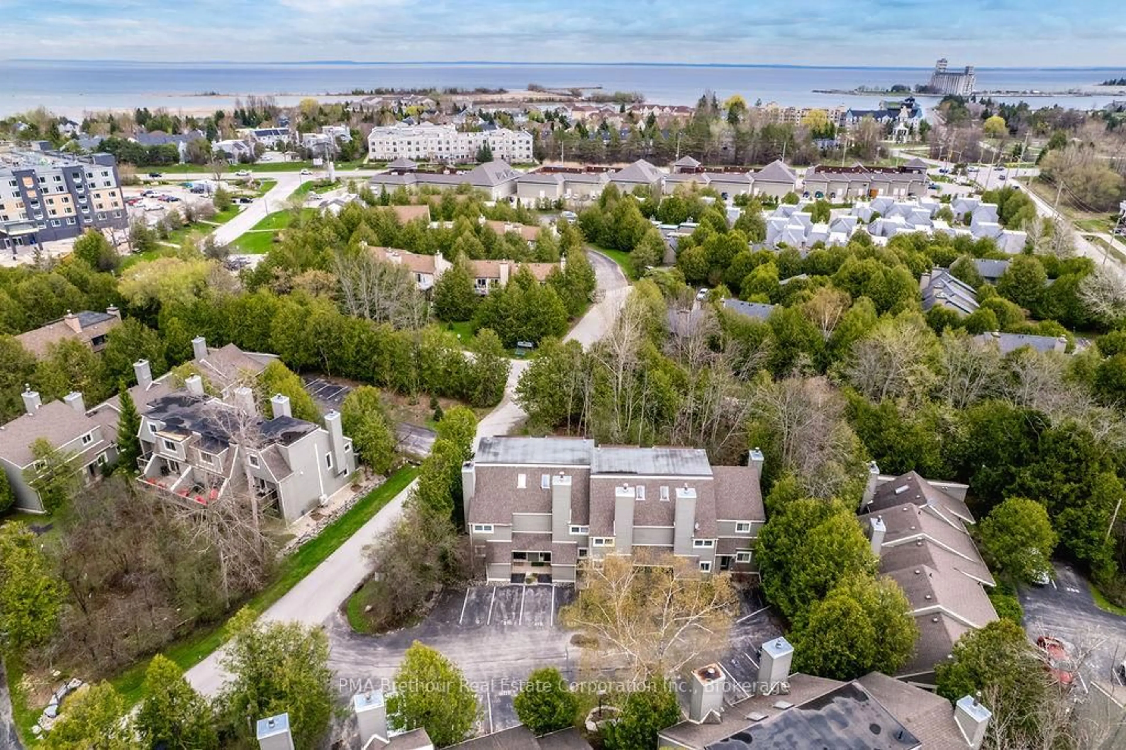 A pic from outside/outdoor area/front of a property/back of a property/a pic from drone, unknown for 214 Escarpment Cres #31, Collingwood Ontario L9Y 5B4