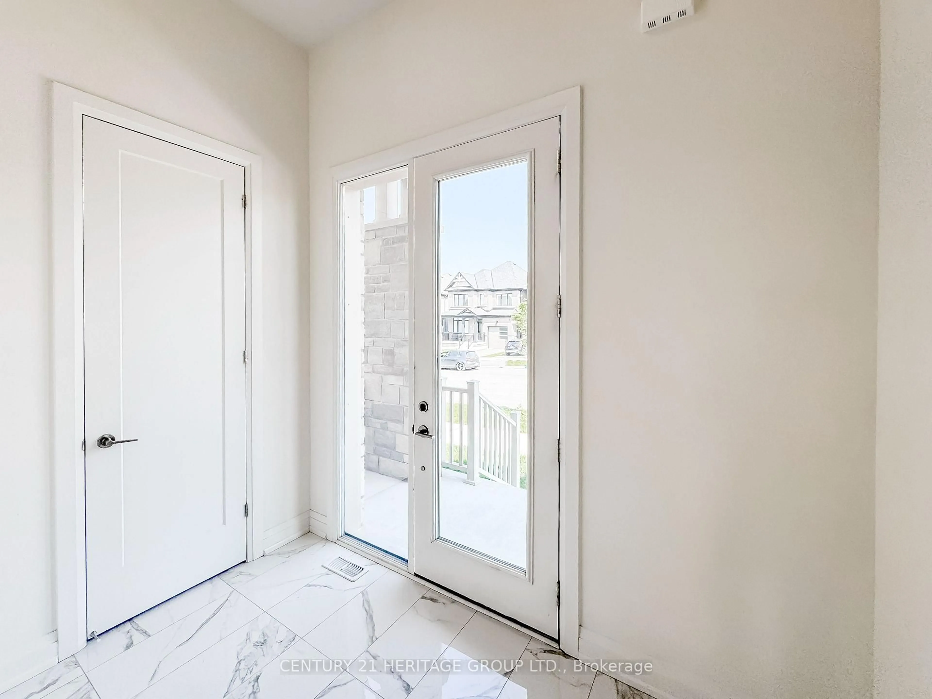 Indoor entryway for 34 Shepherd Dr, Barrie Ontario L9S 2Z4