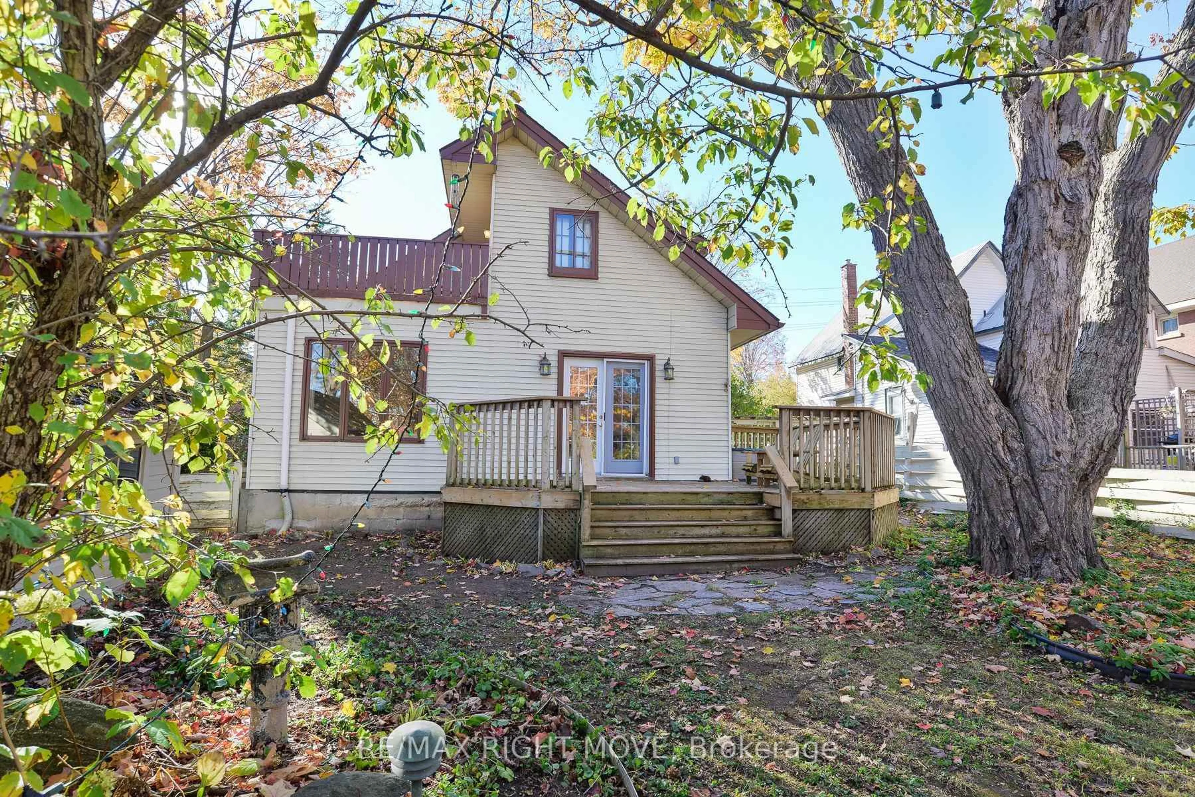 A pic from outside/outdoor area/front of a property/back of a property/a pic from drone, street for 146 West St, Orillia Ontario L3V 5C5