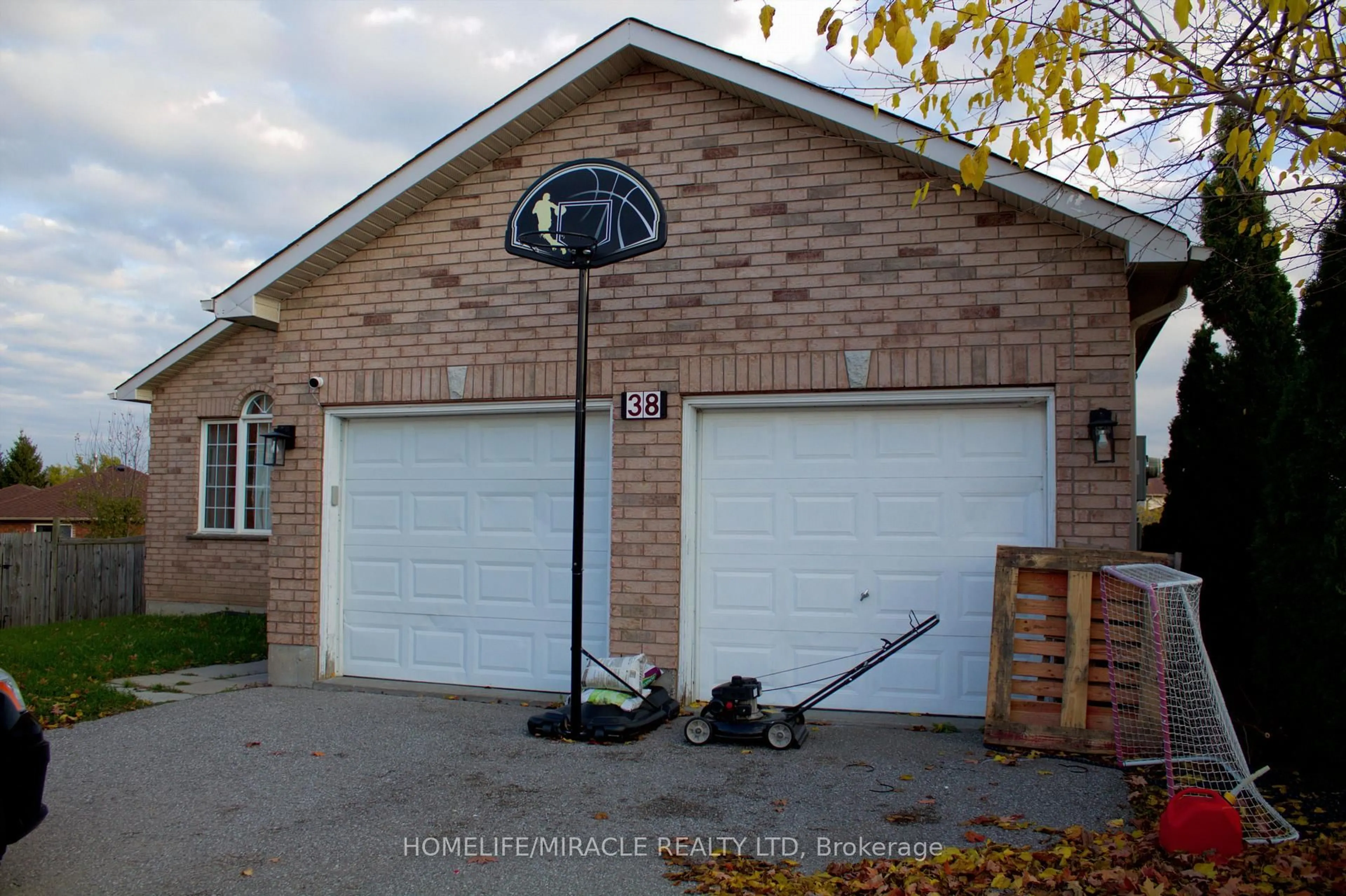 Indoor garage for 38 Dunsmore Lane, Barrie Ontario L4M 7A1
