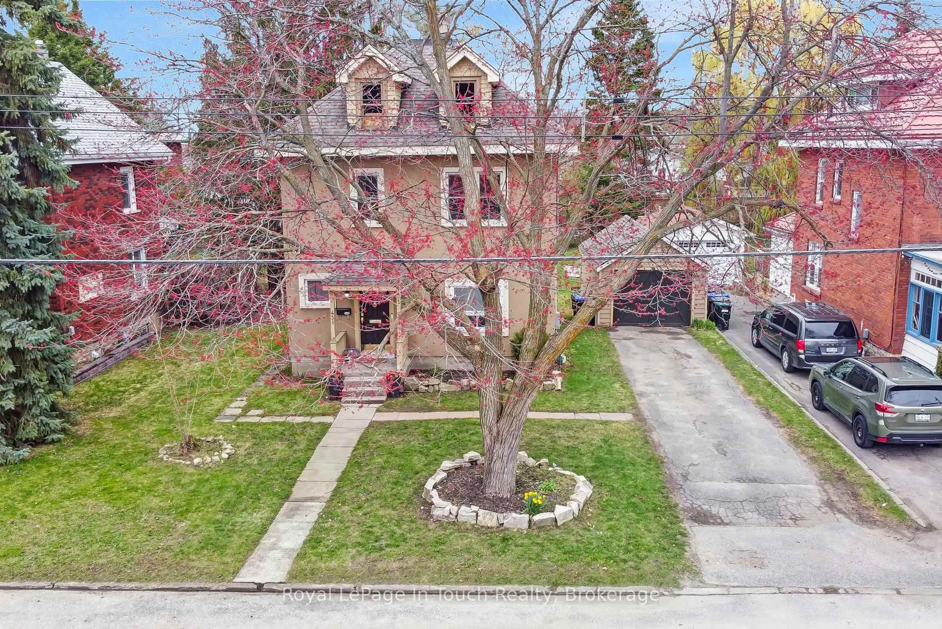 A pic from outside/outdoor area/front of a property/back of a property/a pic from drone, street for 431 Manly St, Midland Ontario L4R 3E6