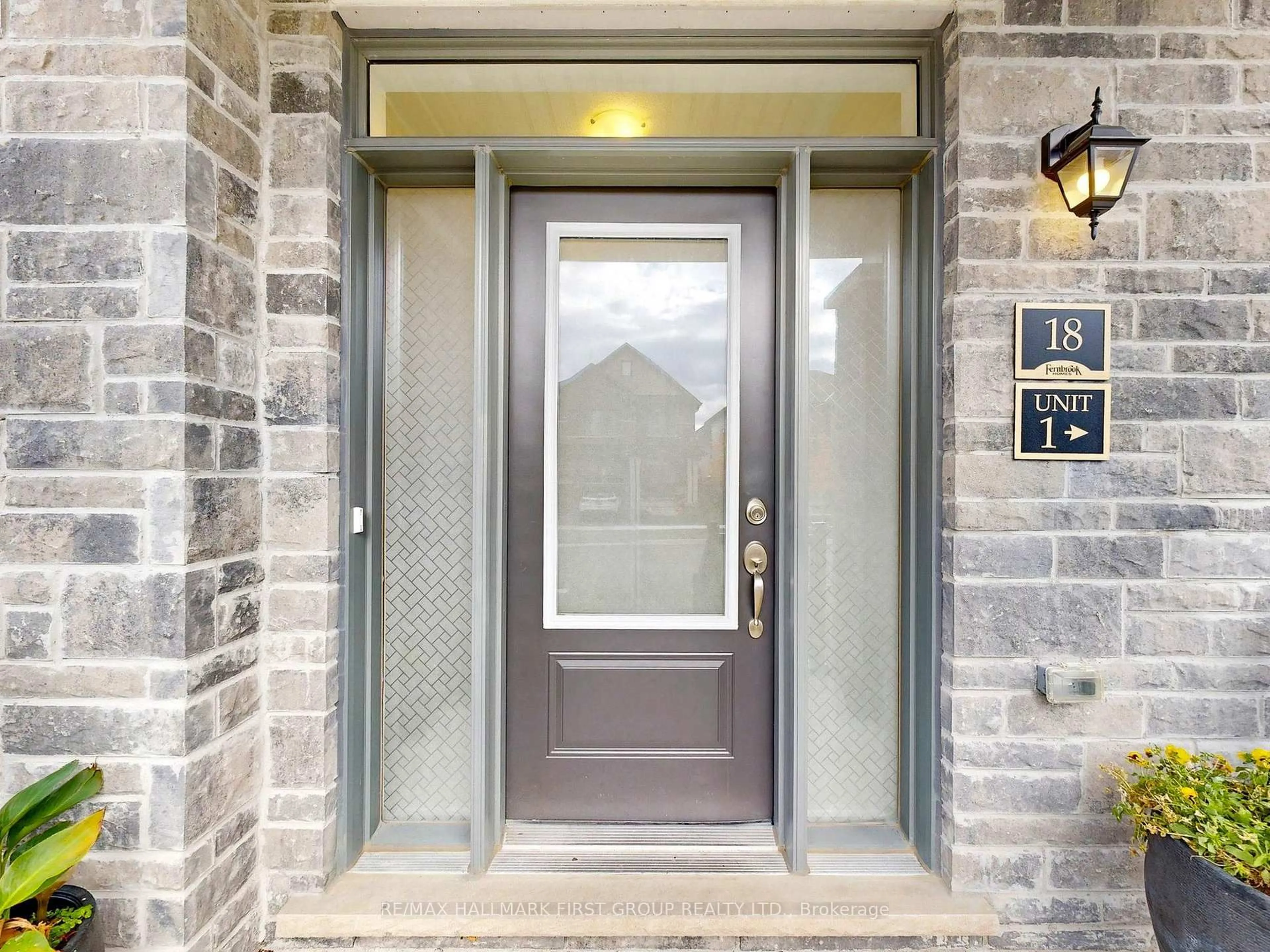 Indoor entryway for 18 Ludlow Dr, Barrie Ontario L9J 0L8