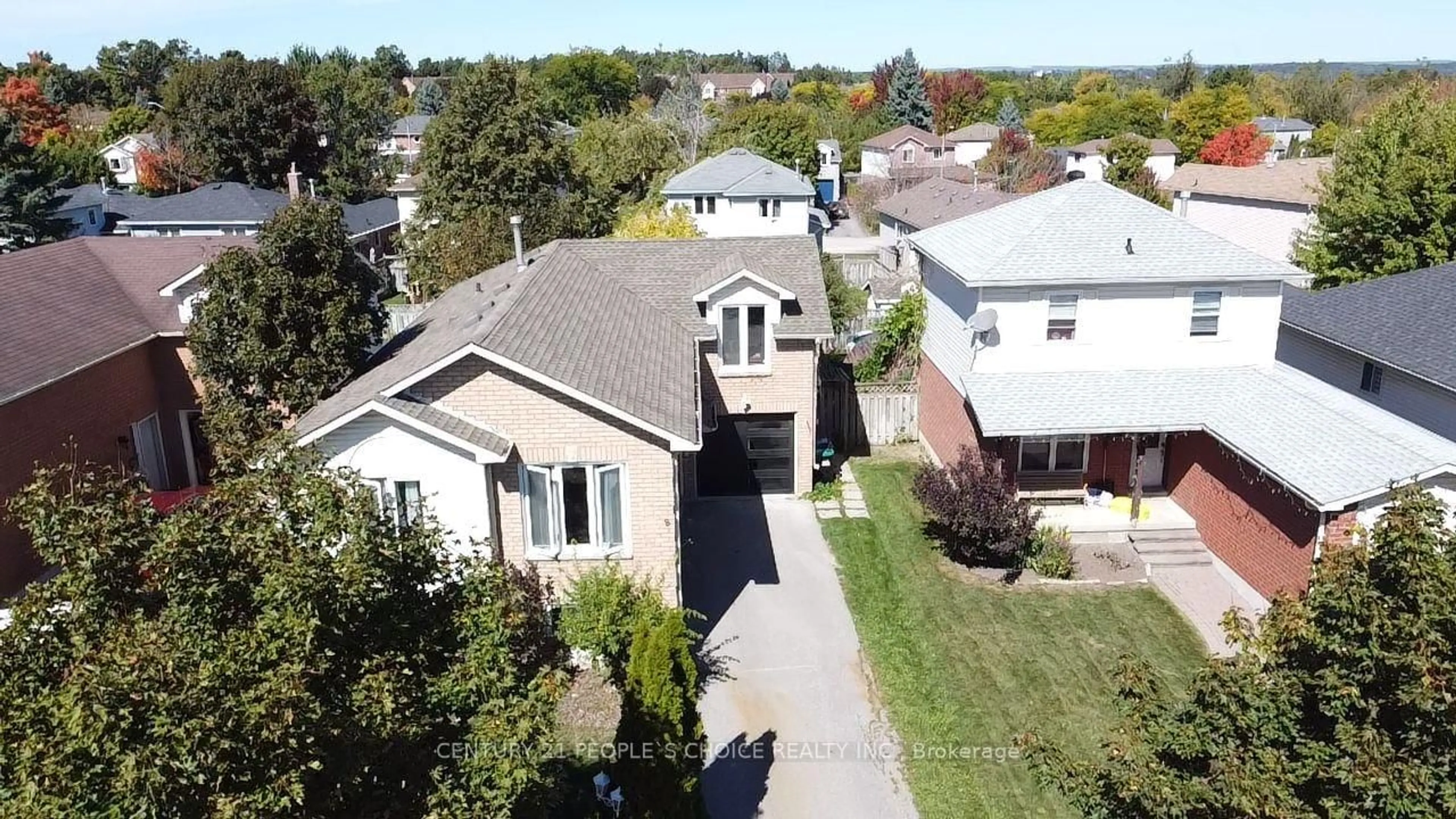 A pic from outside/outdoor area/front of a property/back of a property/a pic from drone, street for 18 Ward Dr, Barrie Ontario L4N 7N9