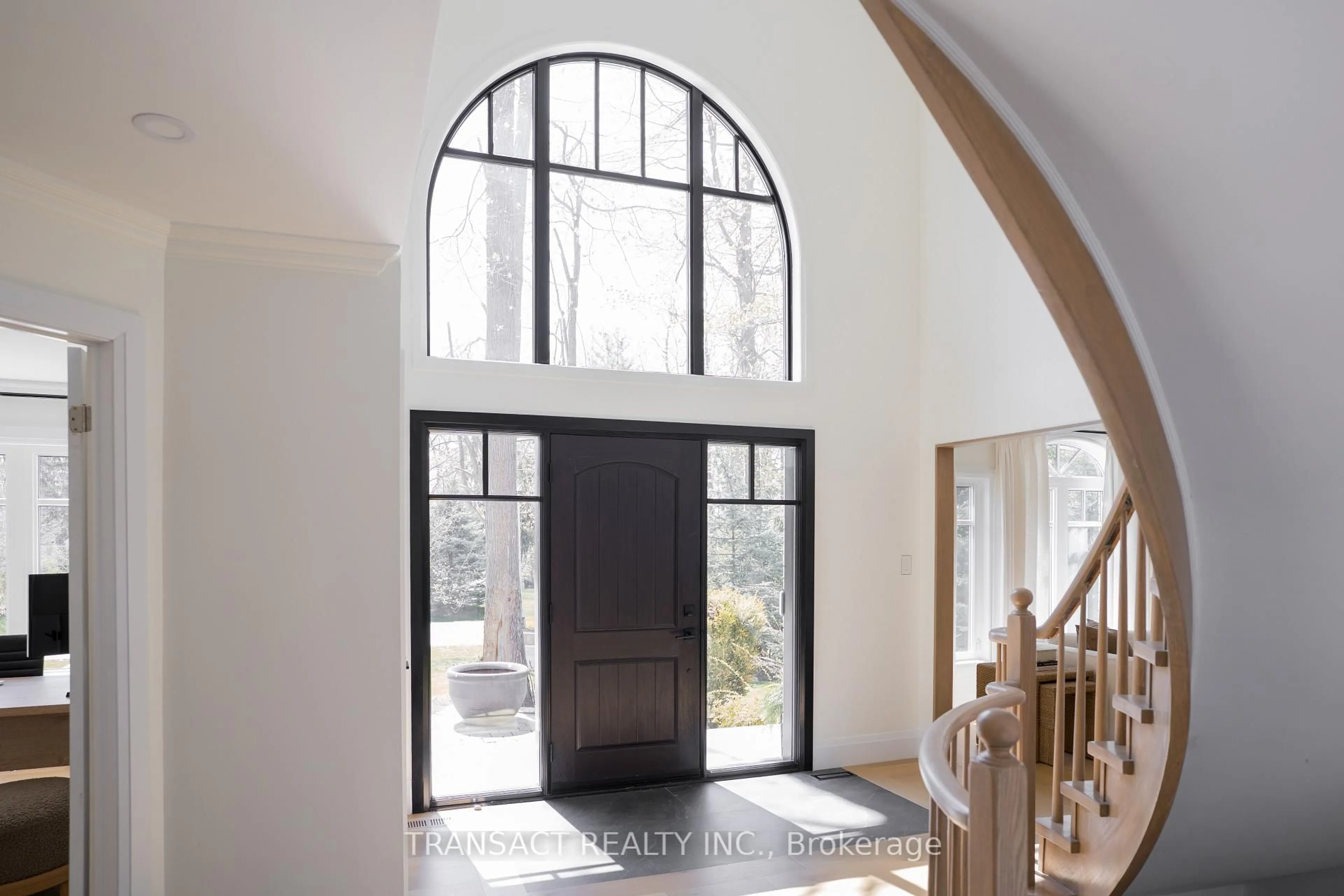 Indoor entryway for 28 Alana Dr, Springwater Ontario L9X 0S1