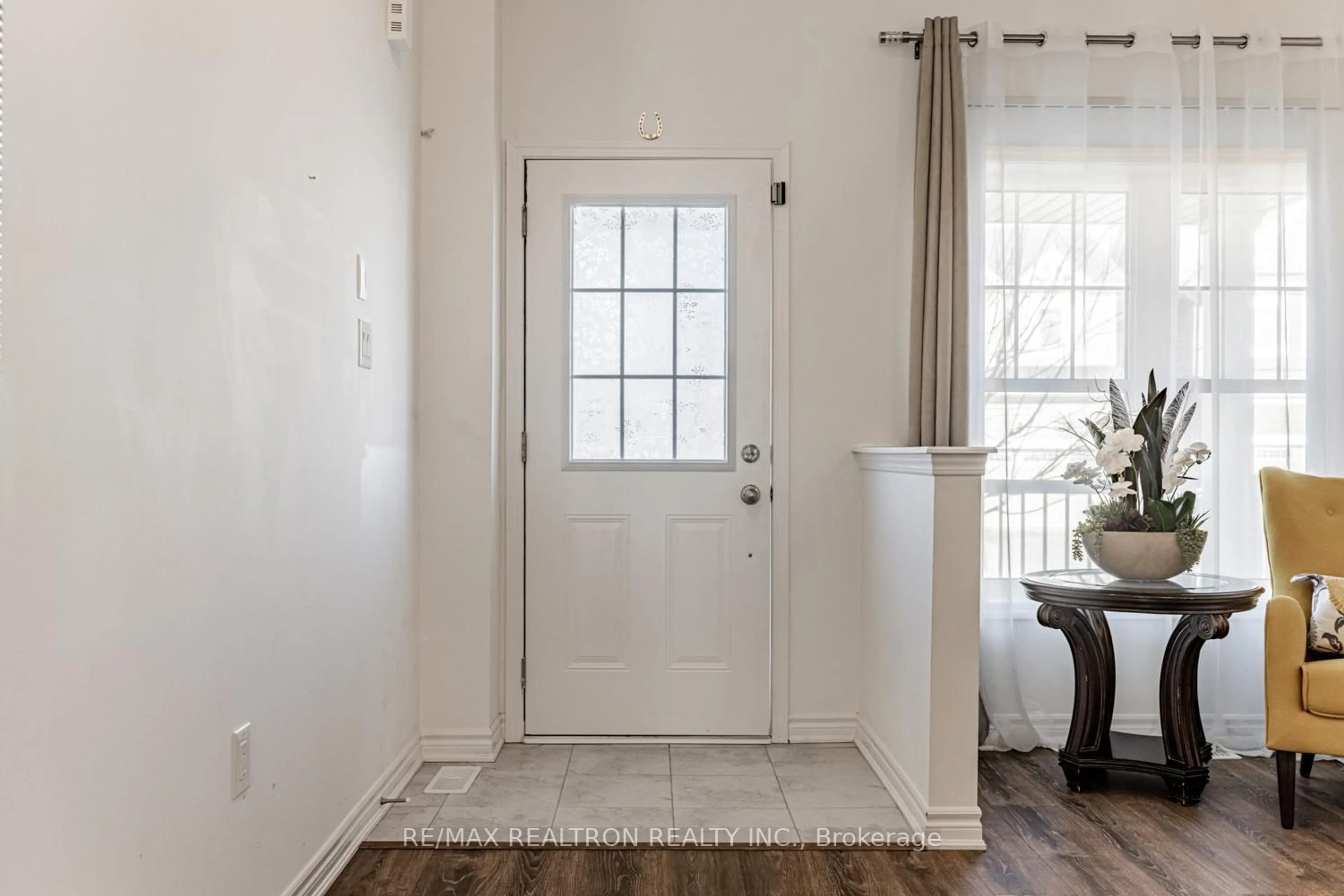 Indoor entryway for 6 Bobolink Dr, Wasaga Beach Ontario L9Z 0J2