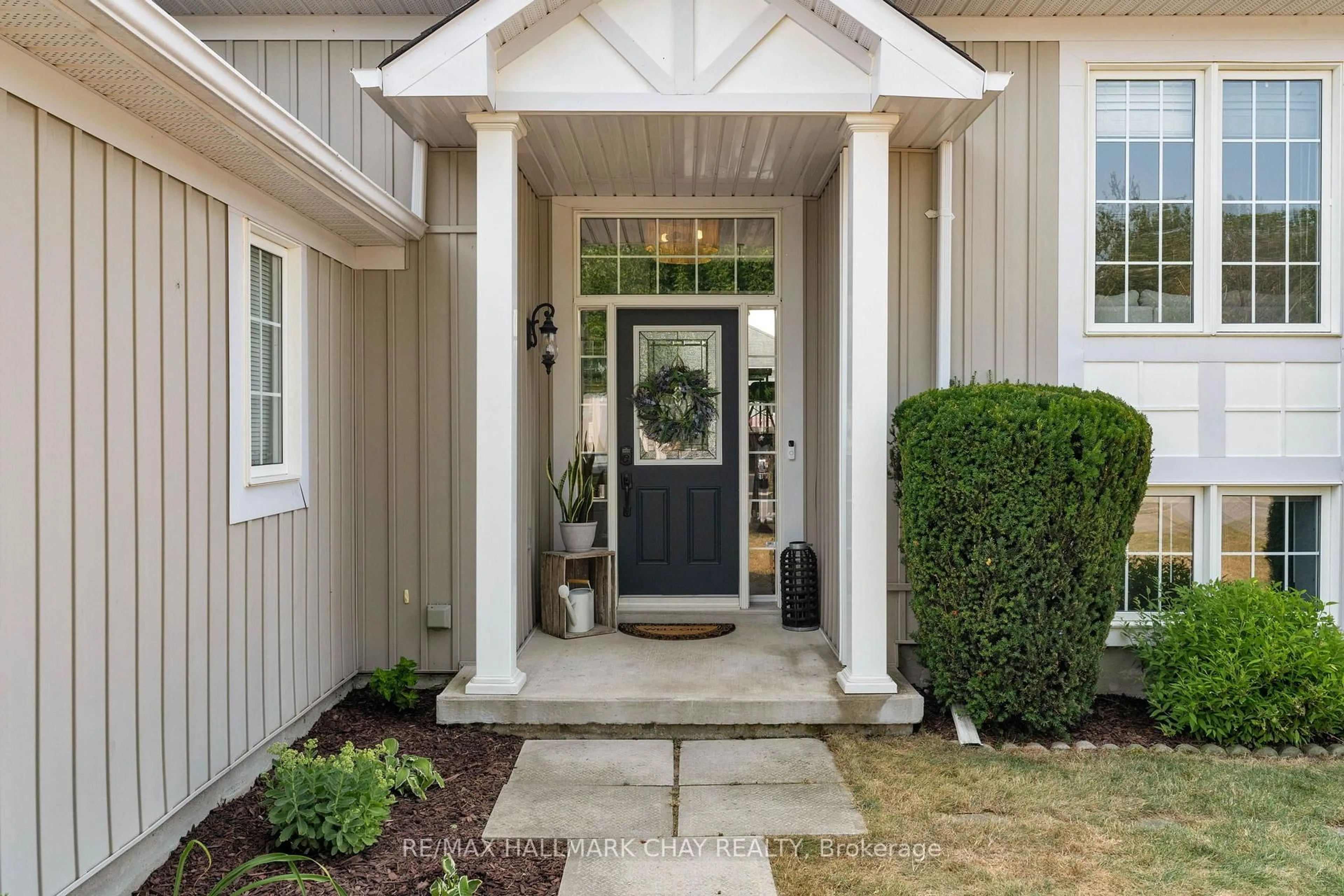 Indoor entryway for 204 Forest Cres, Clearview Ontario L0M 1S0