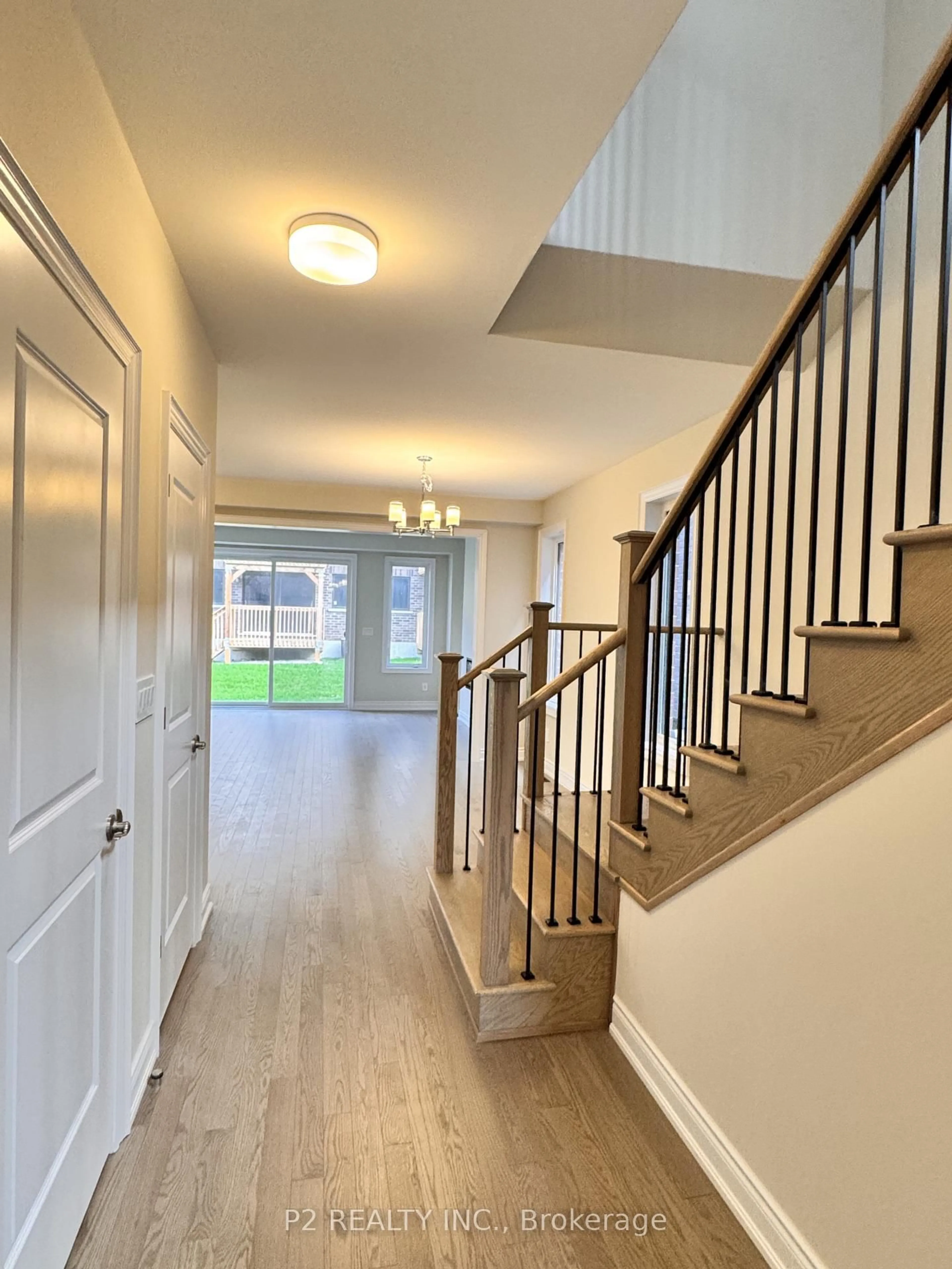 Indoor foyer for 25 Bearberry Rd, Springwater Ontario L9X 2E4